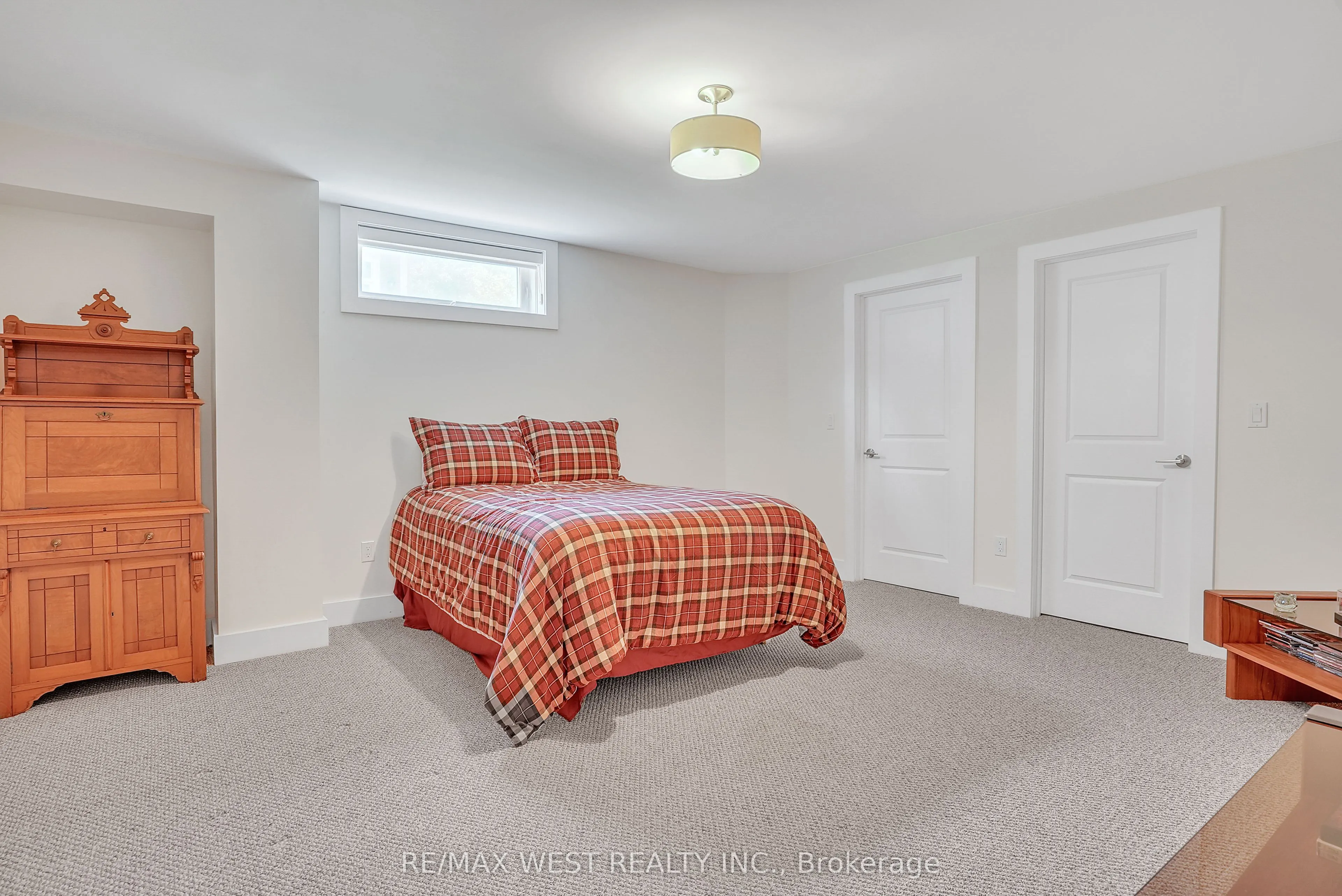 8 Westwind Court