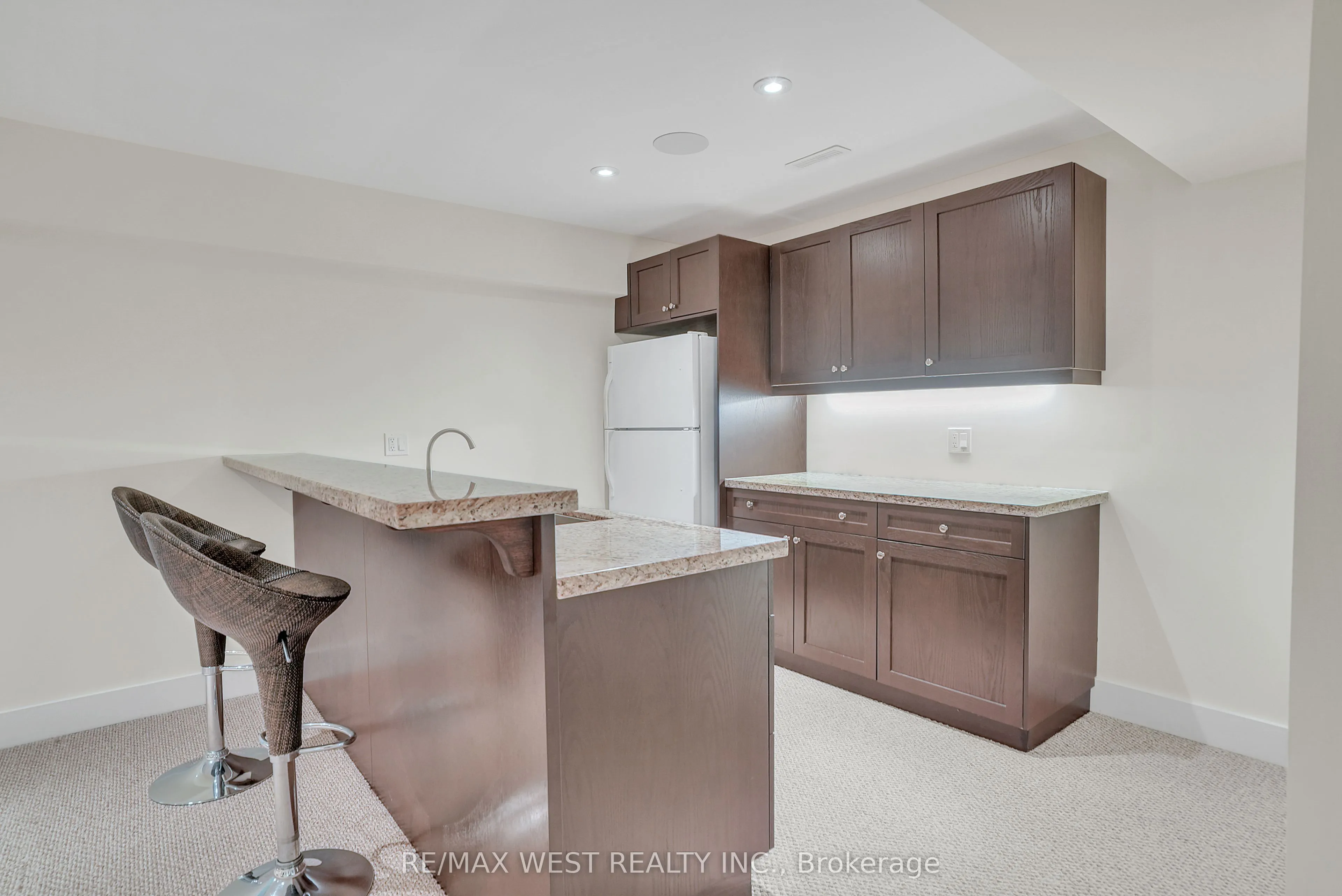 8 Westwind Court