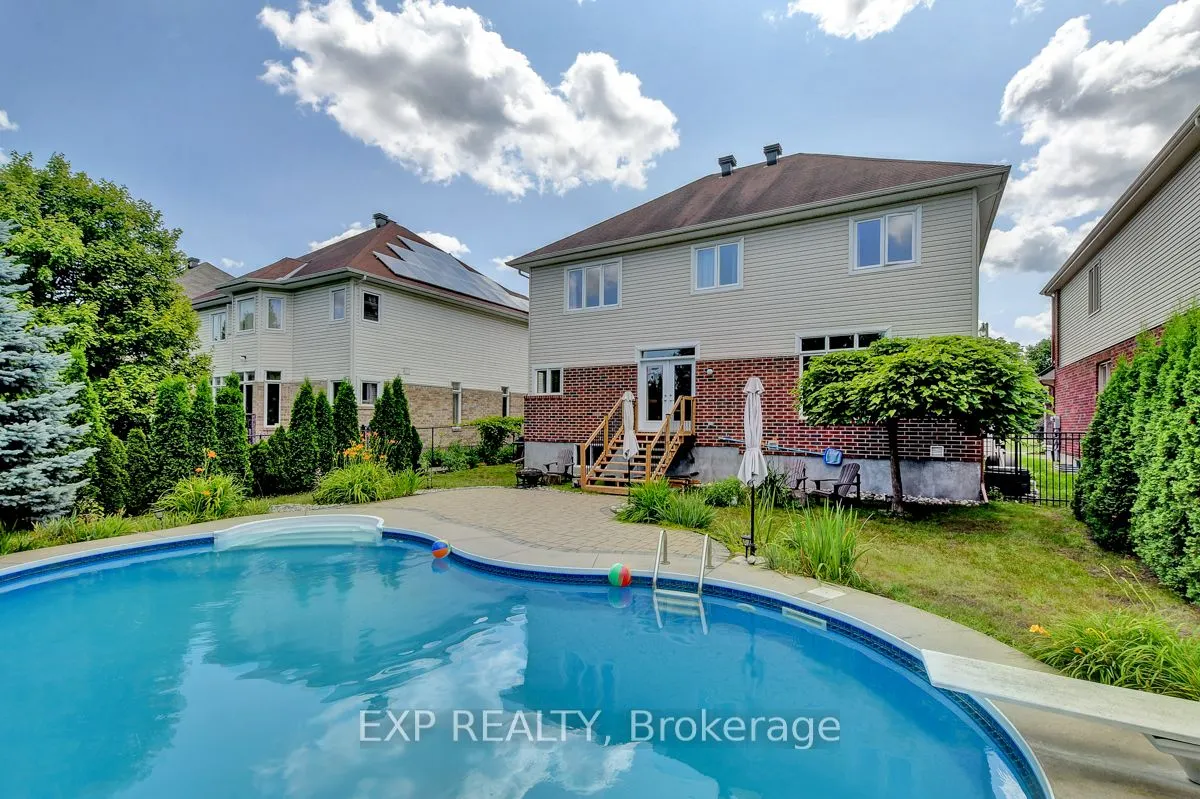 135 RIVERSEDGE Crescent