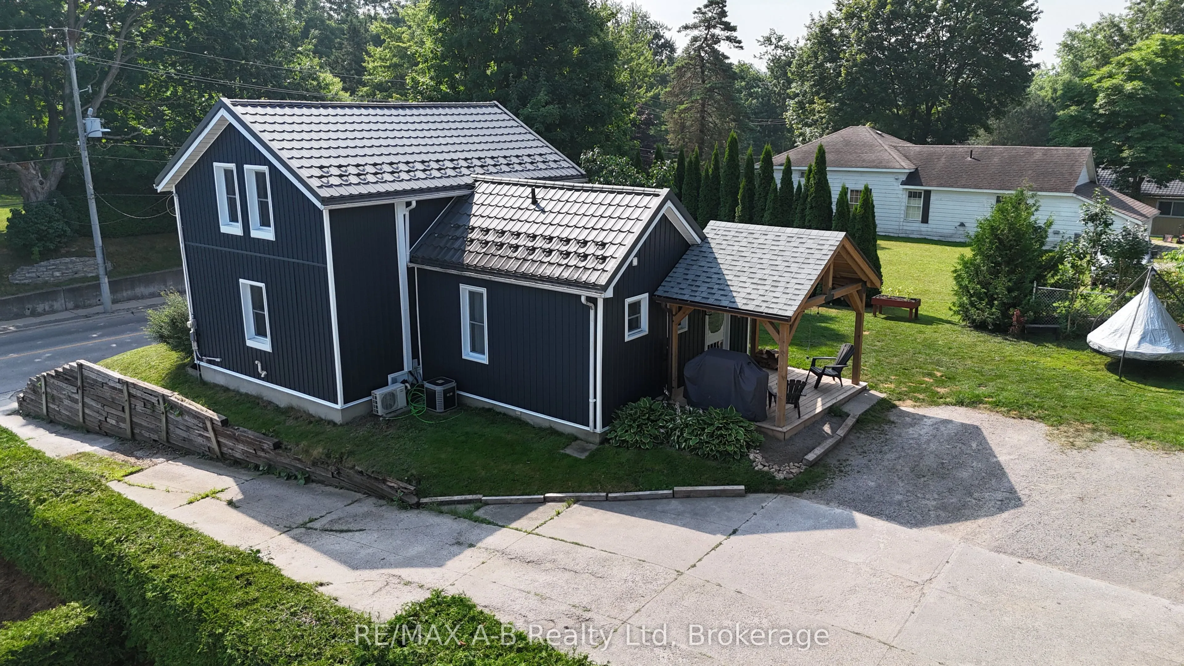 158 JAMES Street N