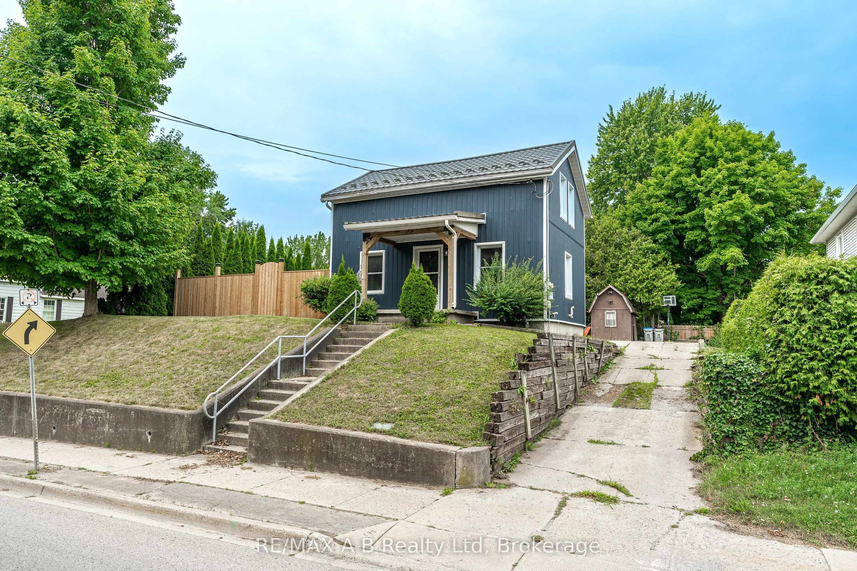 158 JAMES Street N