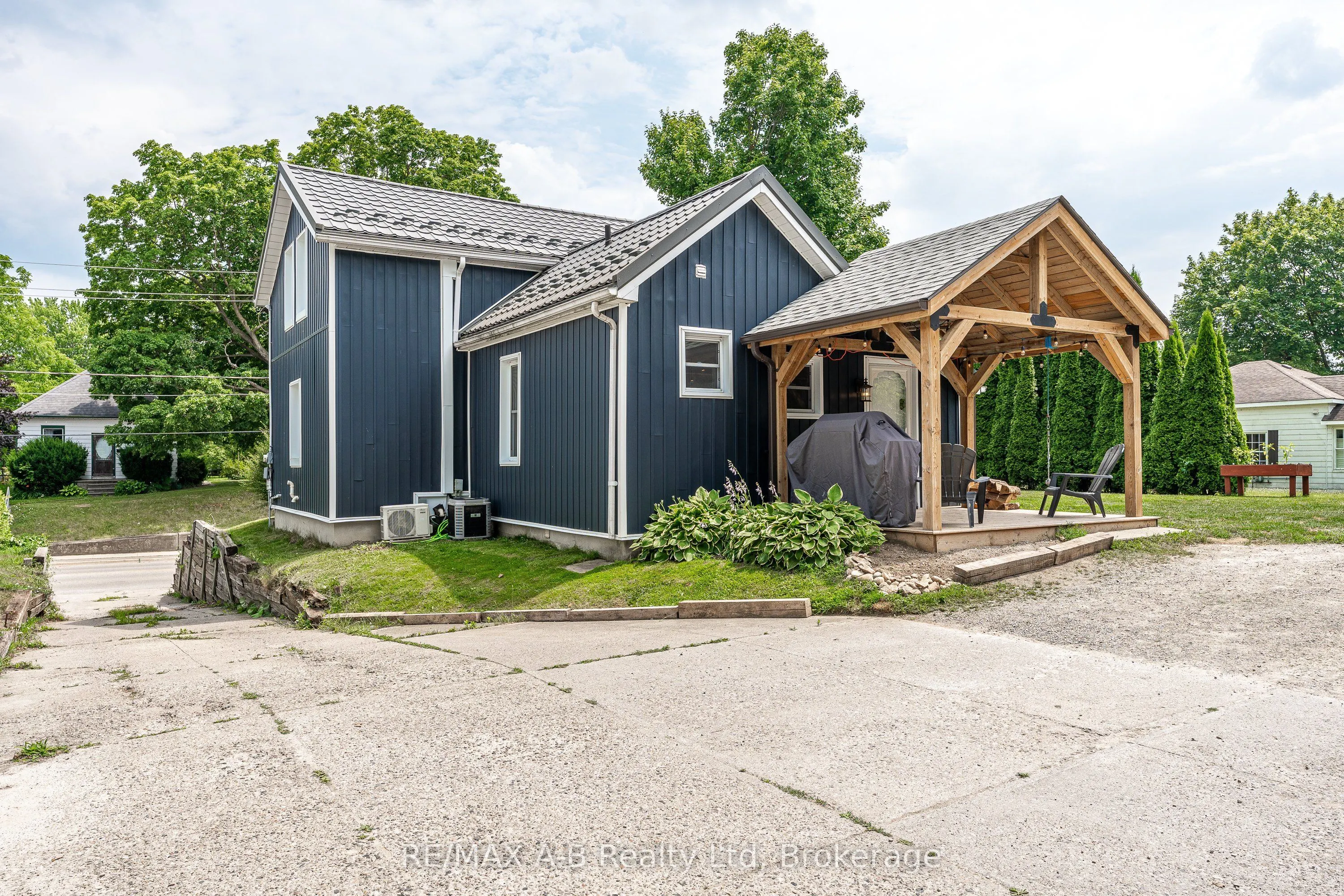 158 JAMES Street N