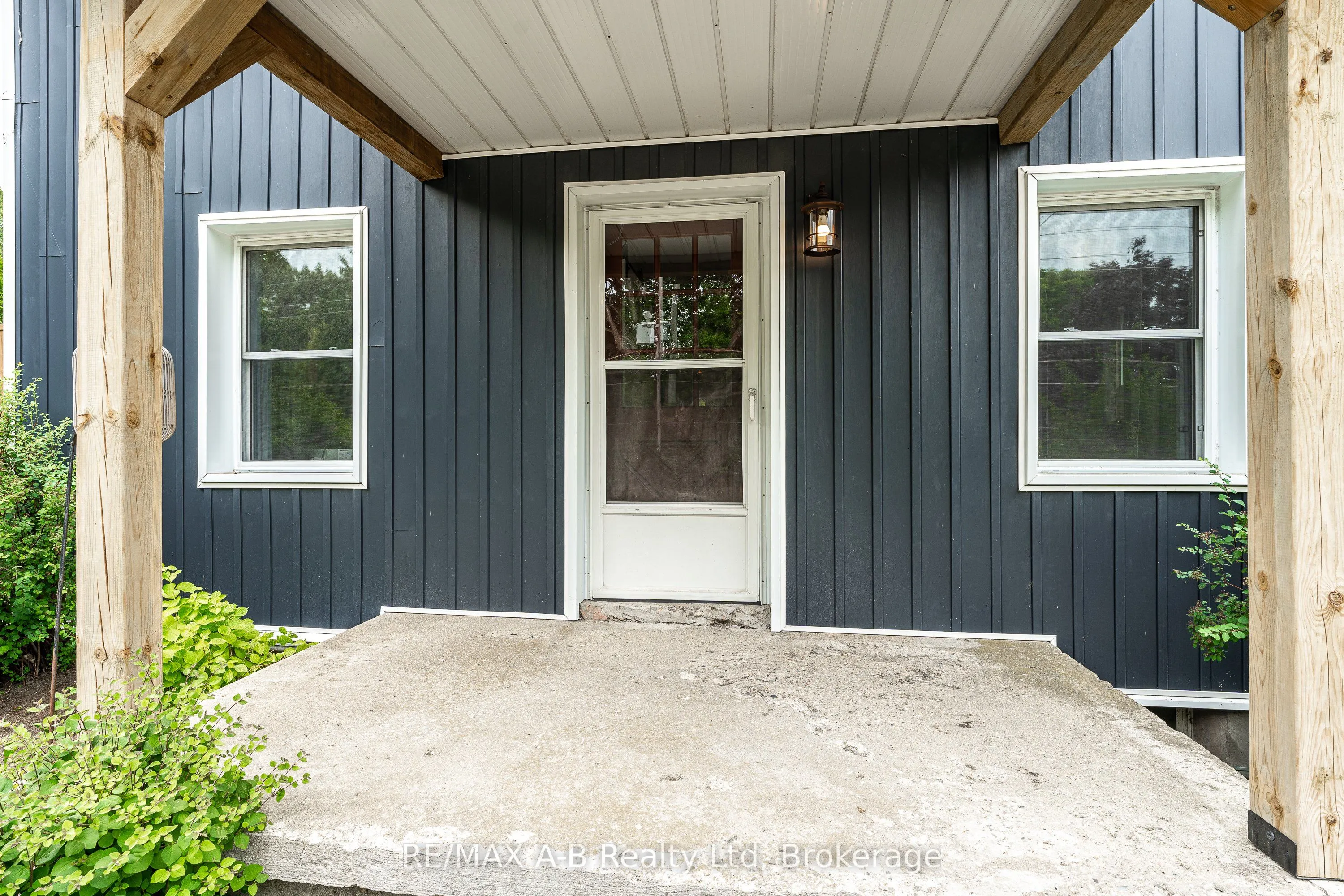 158 JAMES Street N