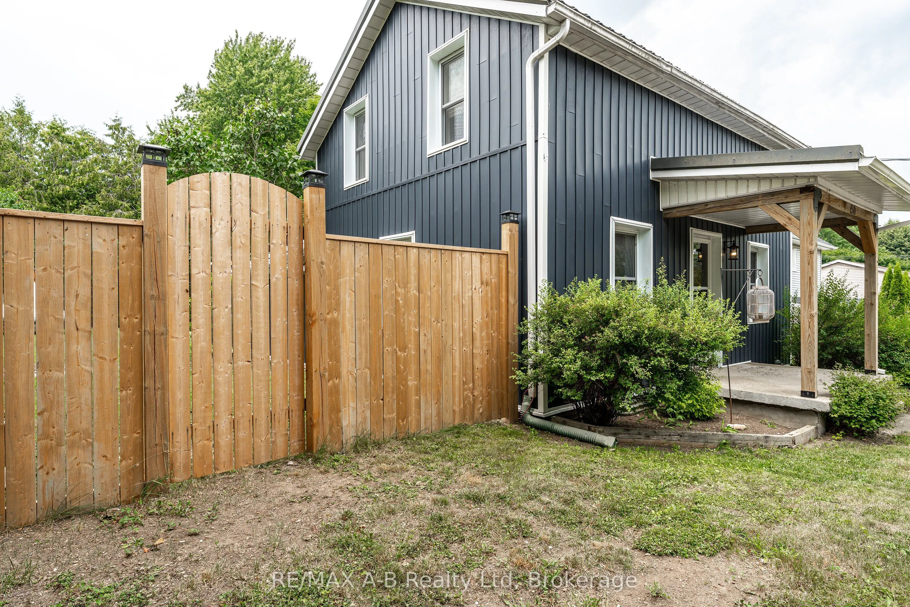 158 JAMES Street N