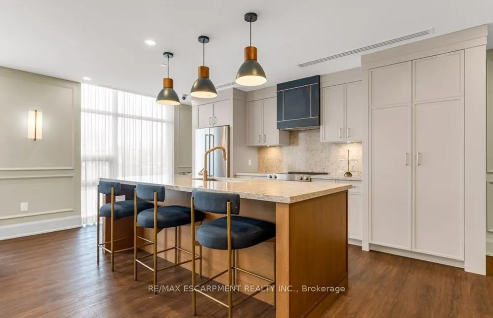 460 Dundas Street E