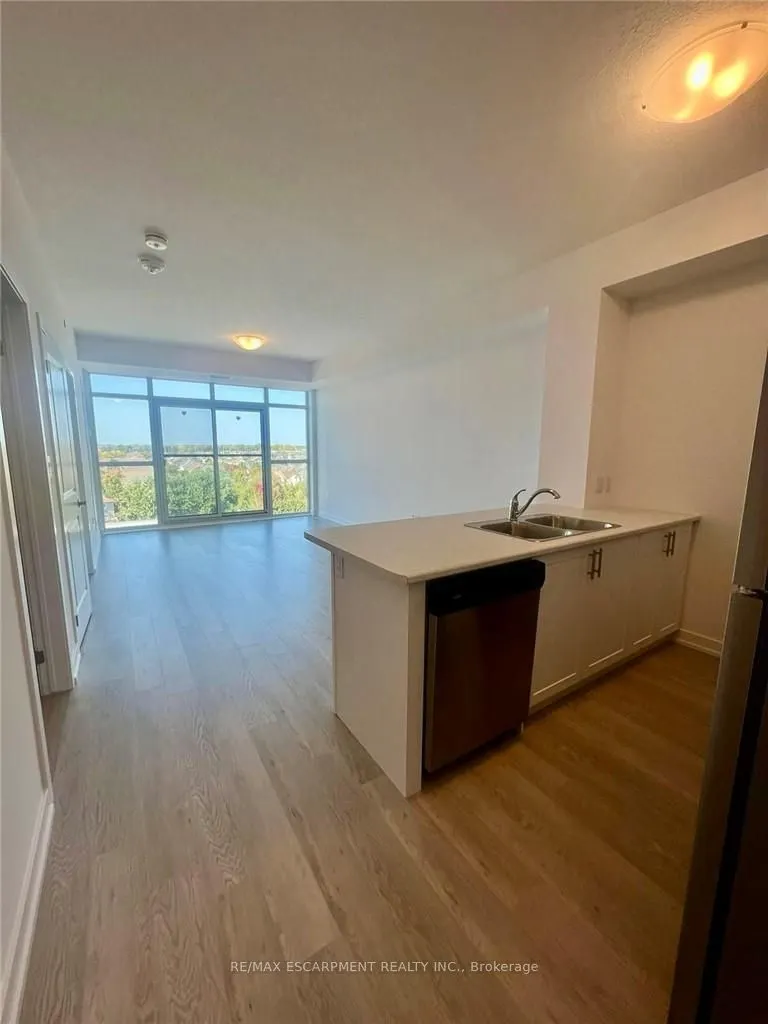 460 Dundas Street E
