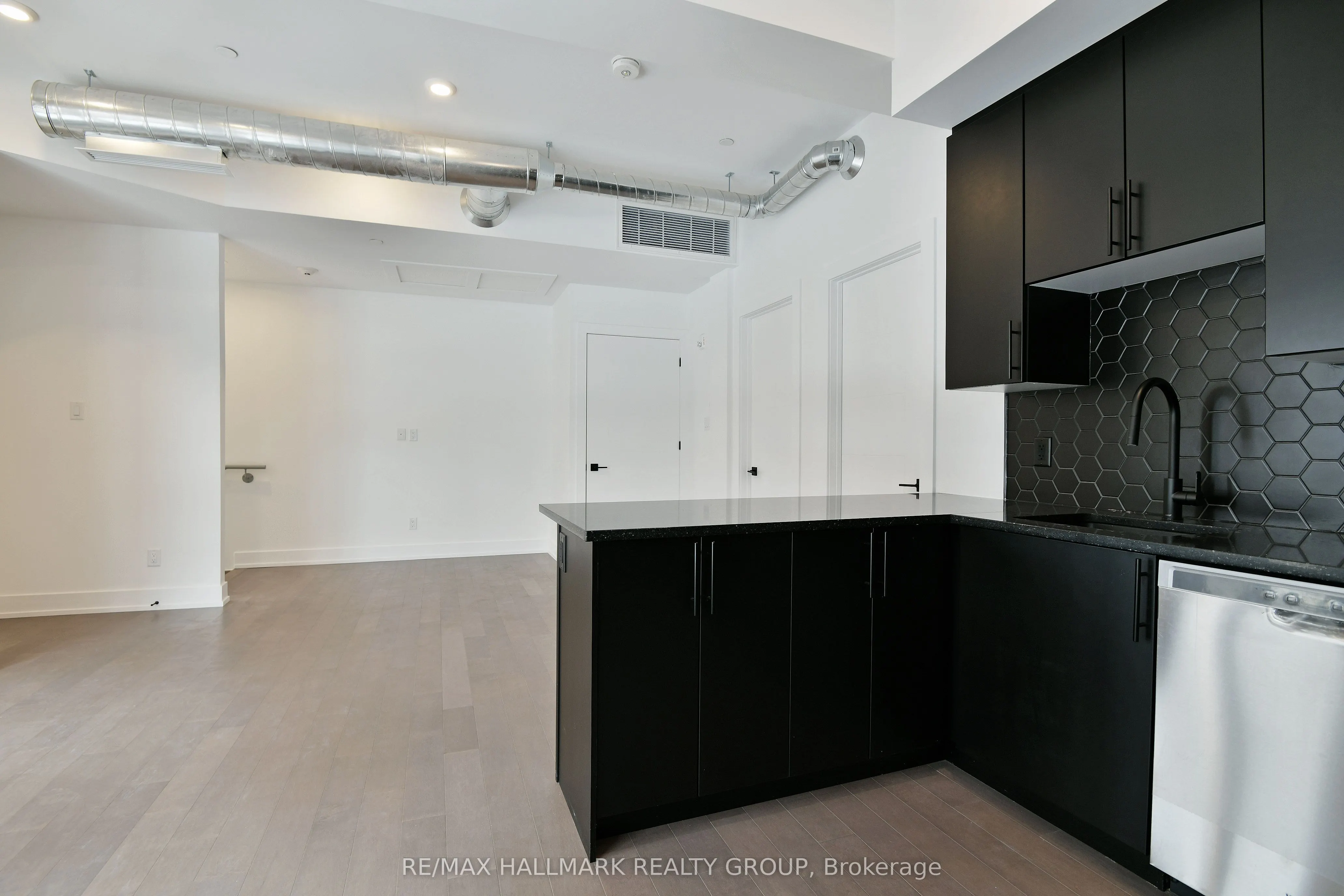 101 PINHEY Street, #103