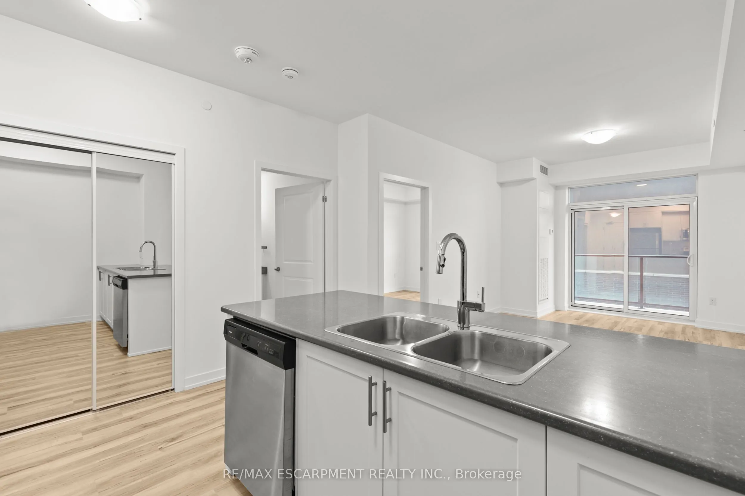 450 DUNDAS Street E, #219
