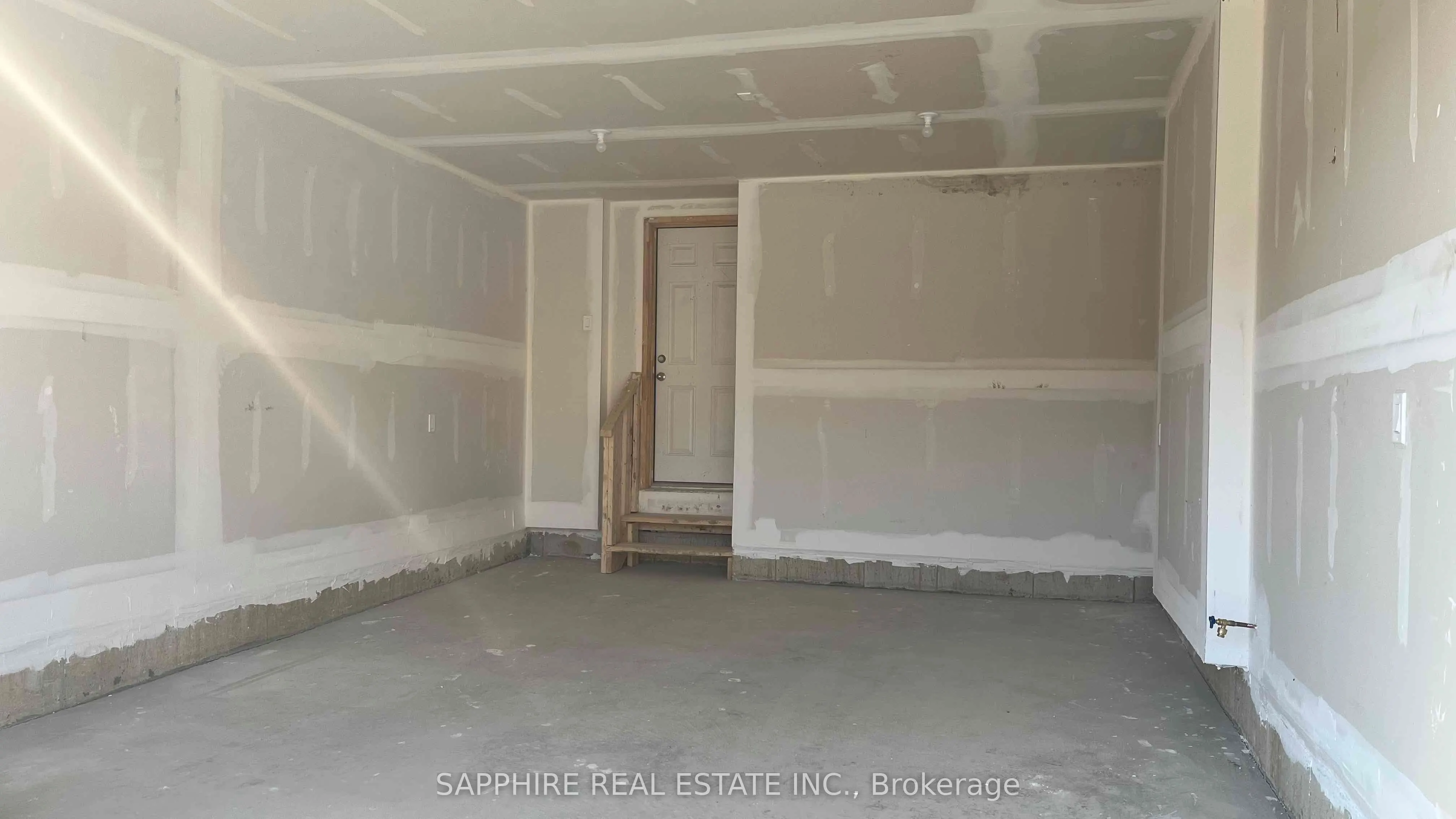 25 HUNTSWORTH Avenue