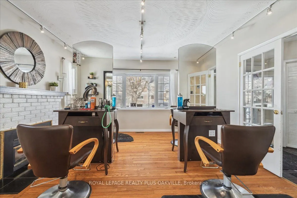 294 Dundas Street E