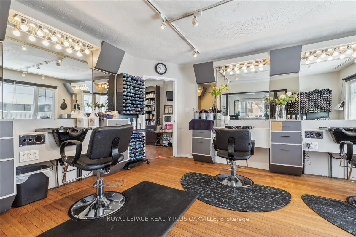 294 Dundas Street E