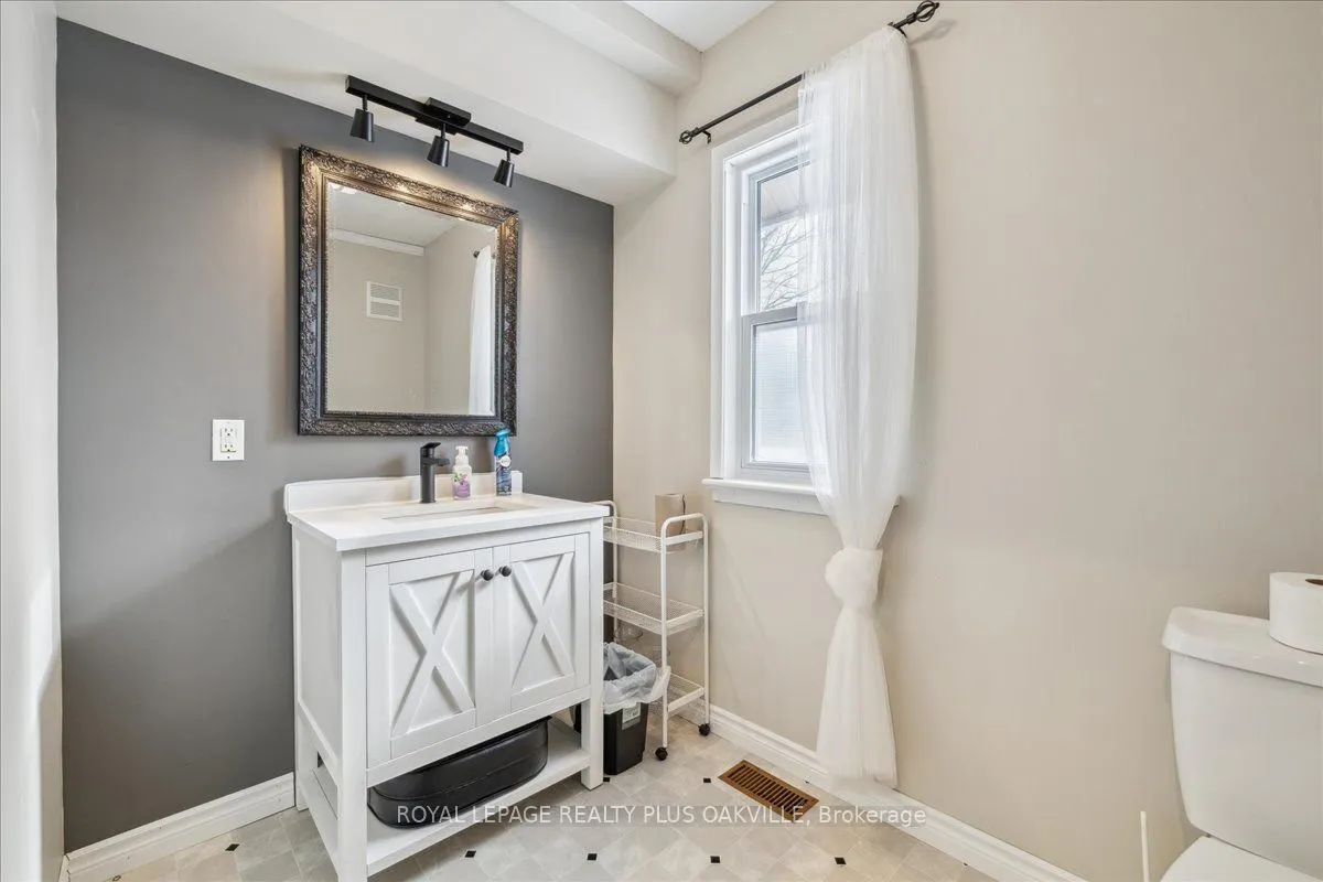 294 Dundas Street E