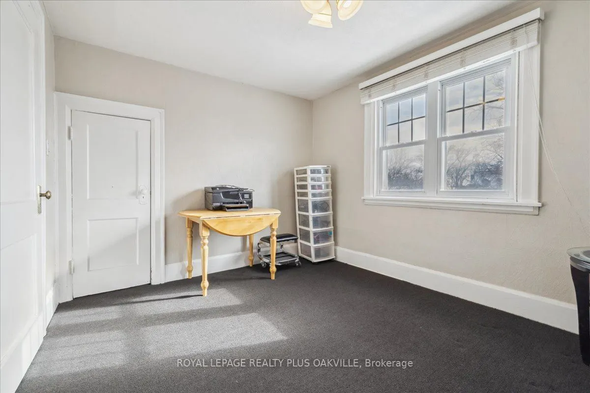 294 Dundas Street E