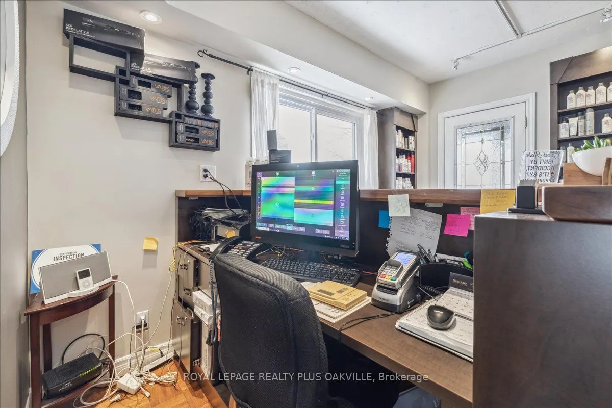 294 Dundas Street E