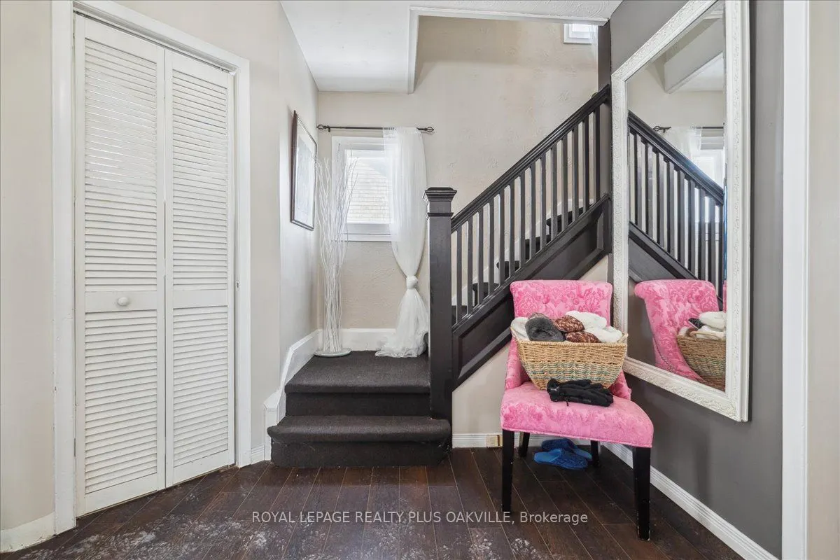 294 Dundas Street E