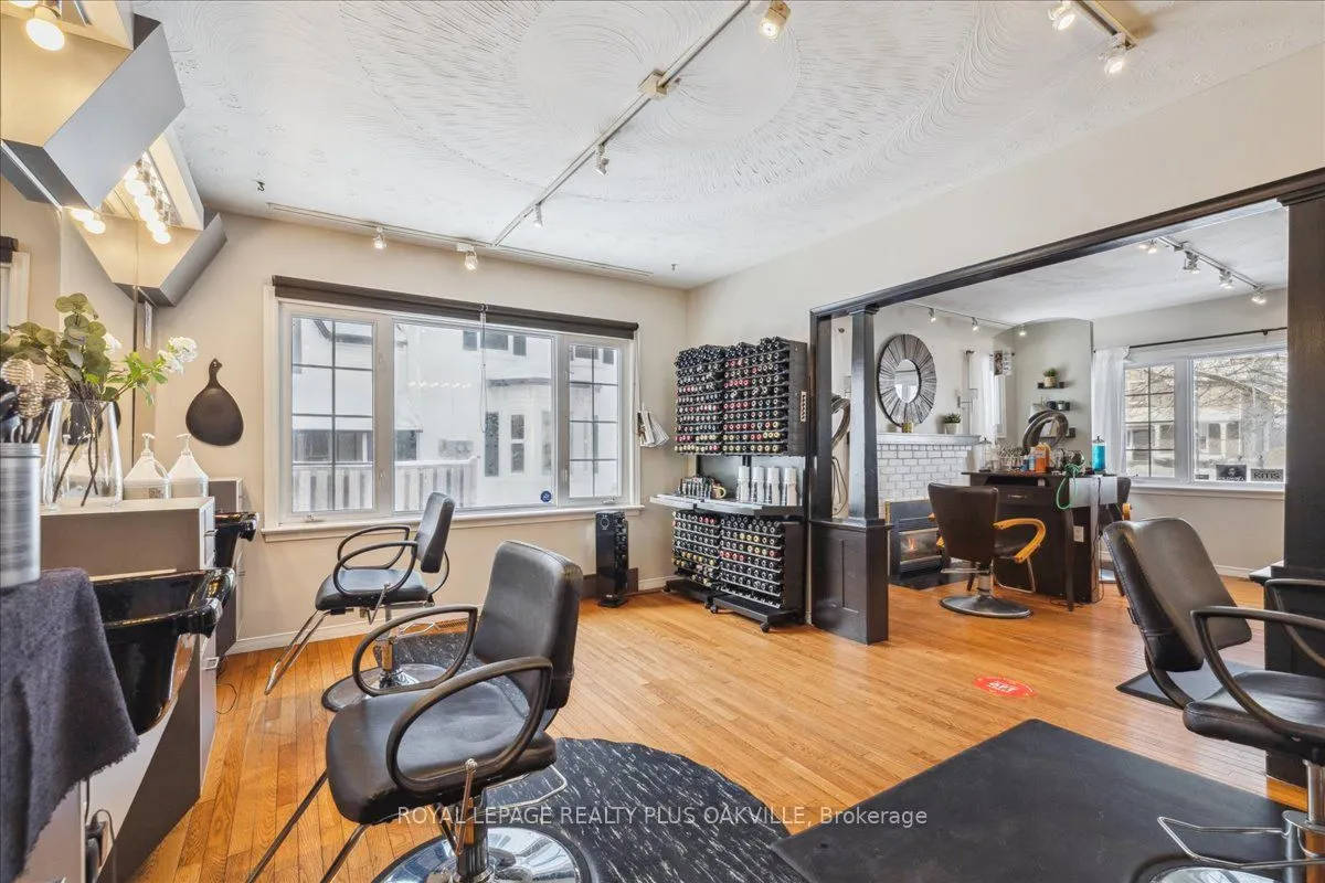 294 Dundas Street E