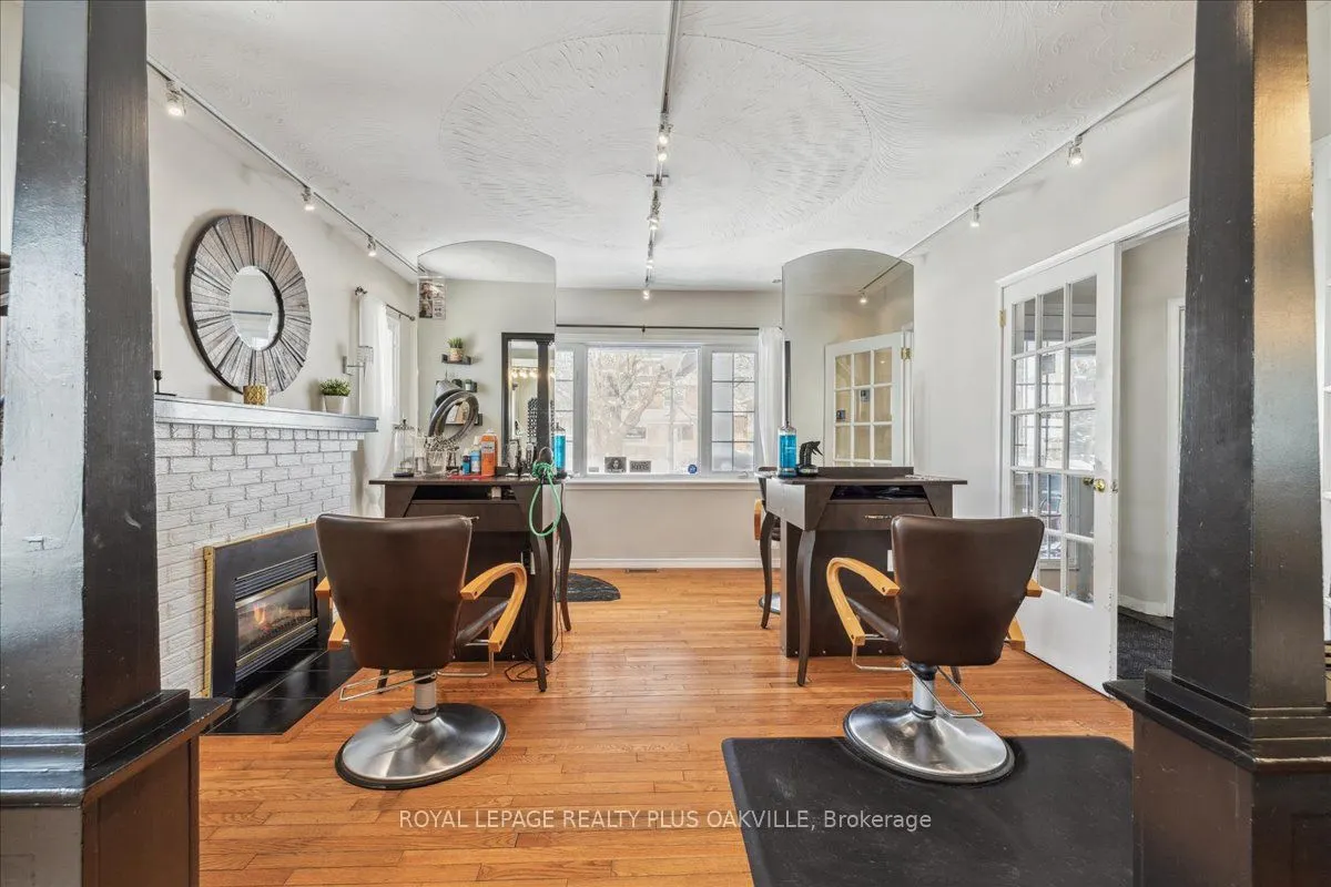 294 Dundas Street E