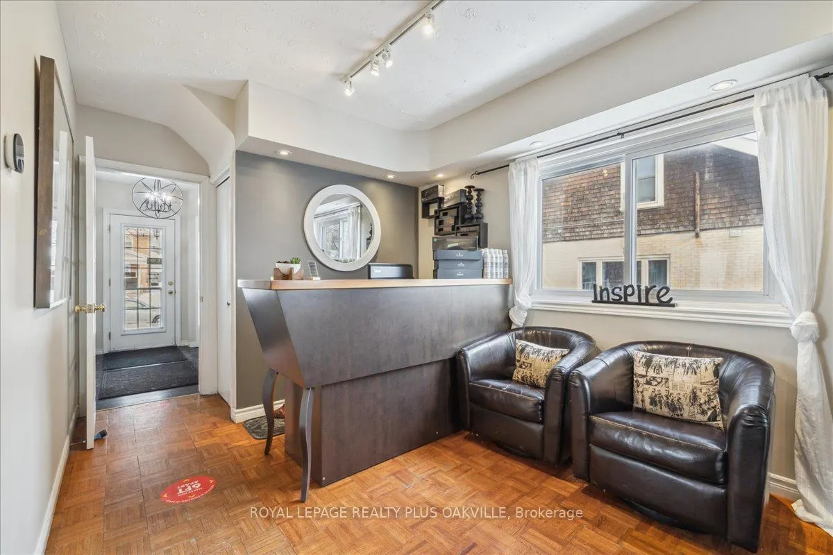 294 Dundas Street E