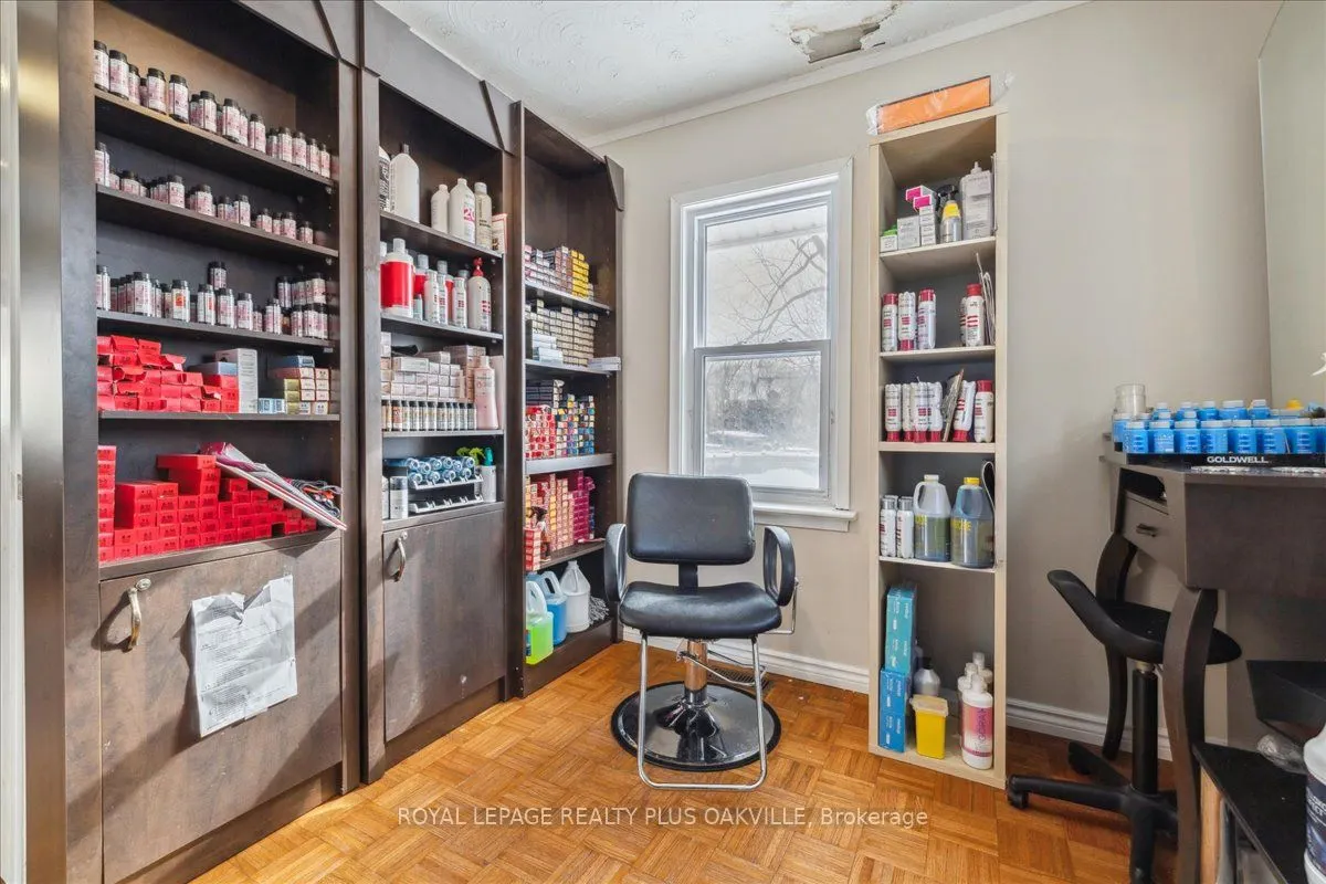 294 Dundas Street E