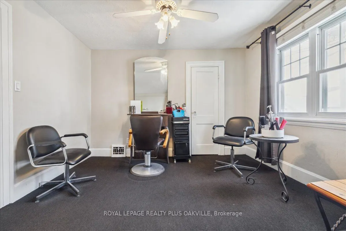 294 Dundas Street E