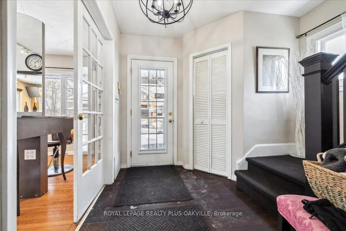 294 Dundas Street E