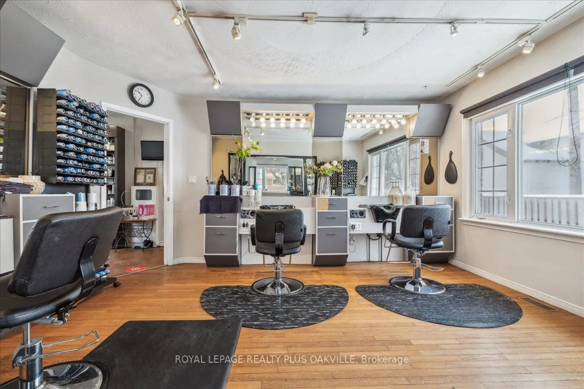 294 Dundas Street E