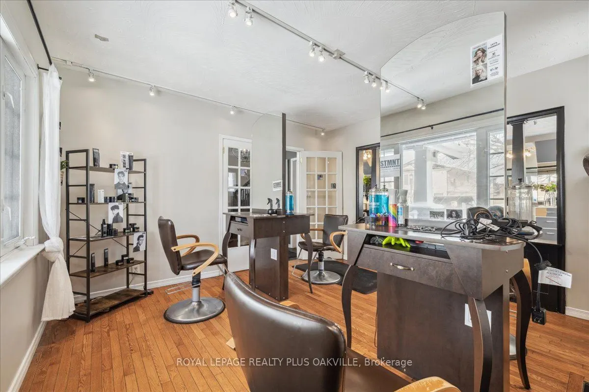 294 Dundas Street E