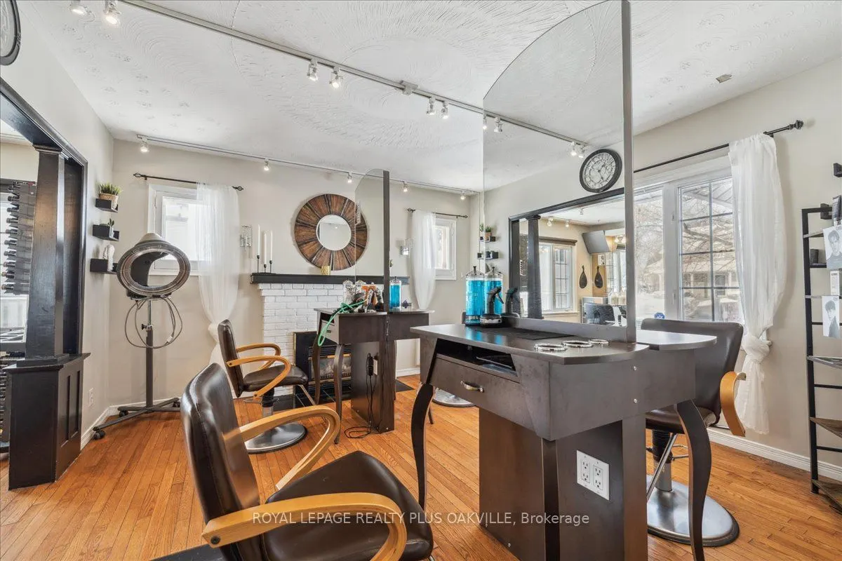 294 Dundas Street E