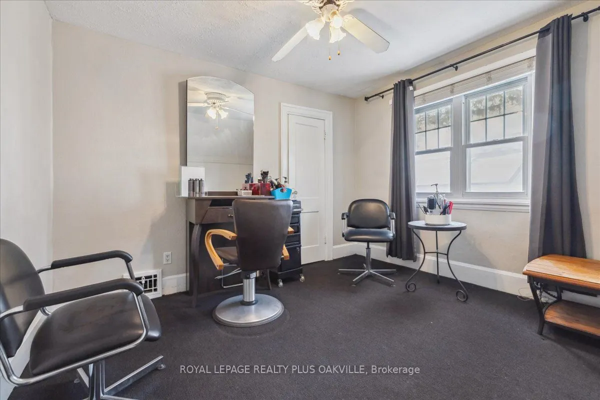 294 Dundas Street E