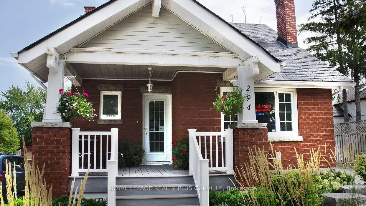 294 Dundas Street E