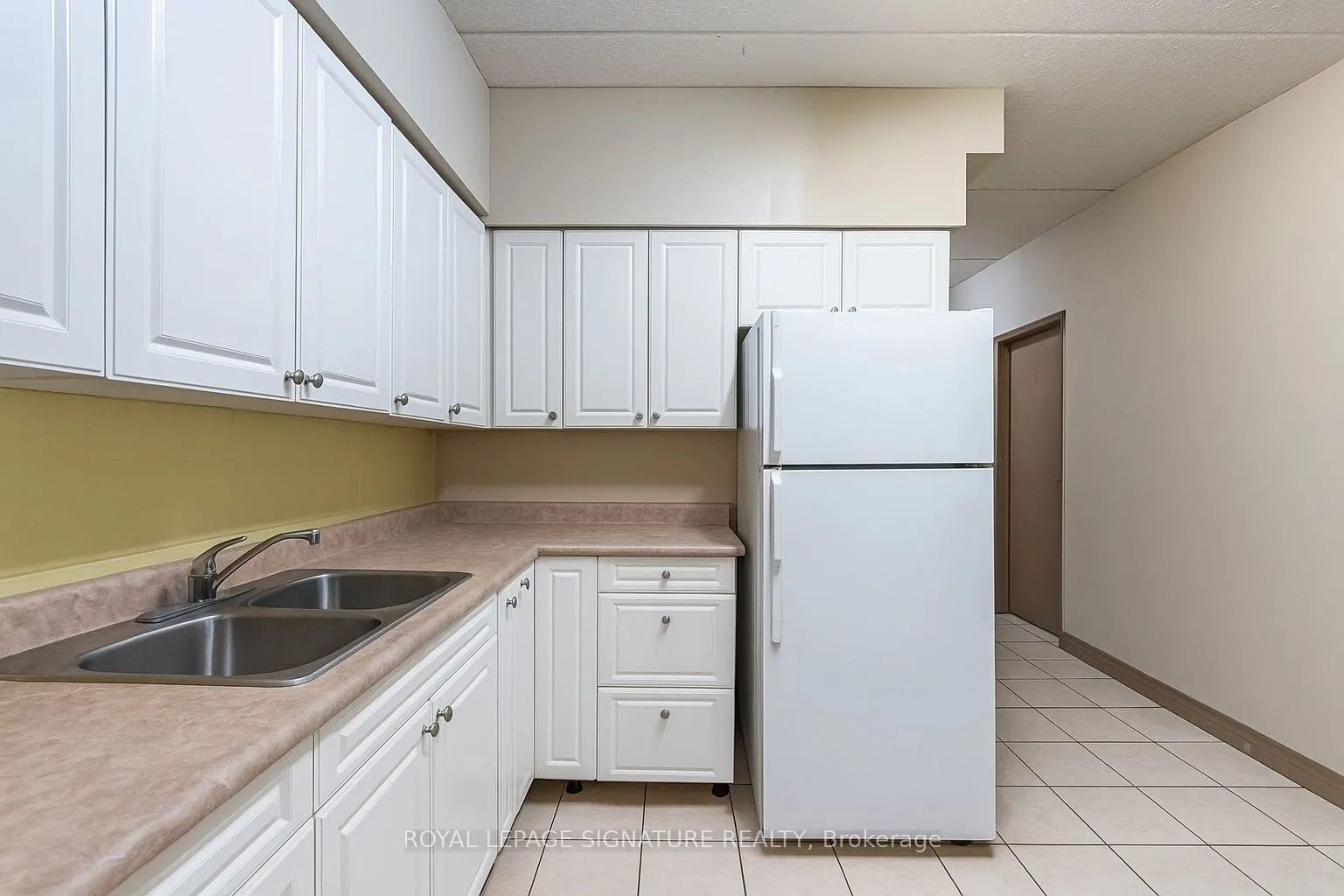 251 Lester Street, #206