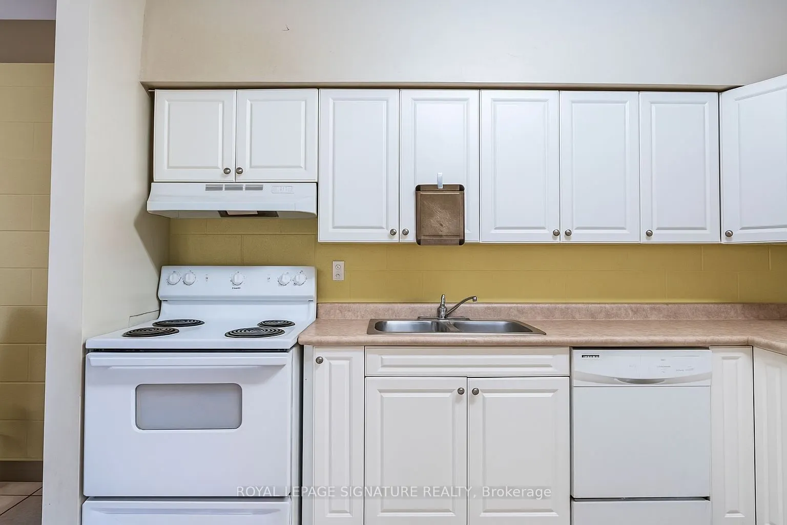 251 Lester Street, #206