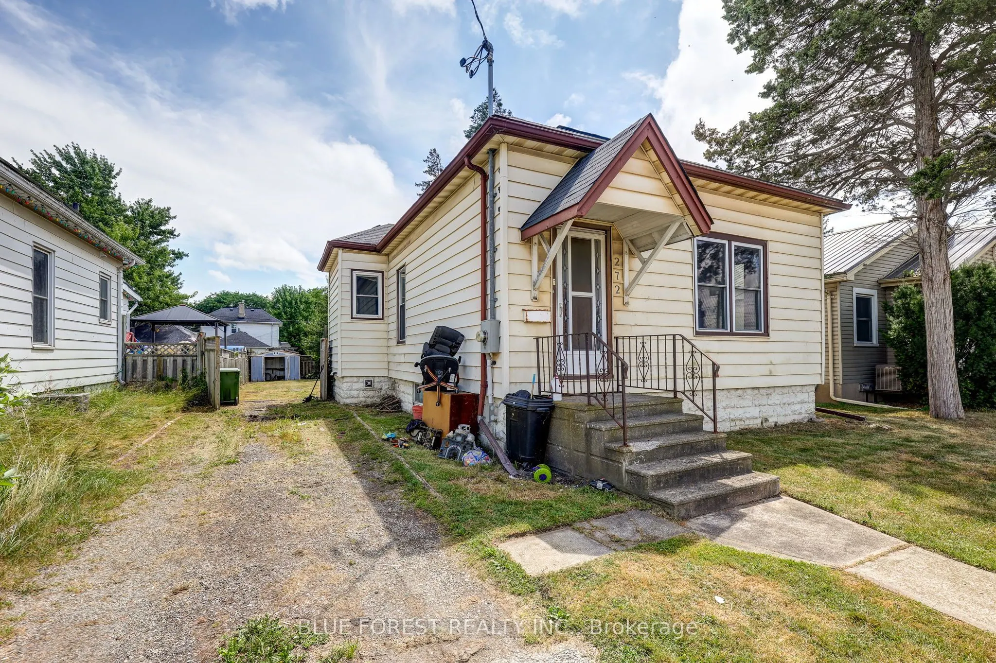 272 Wellington Street N