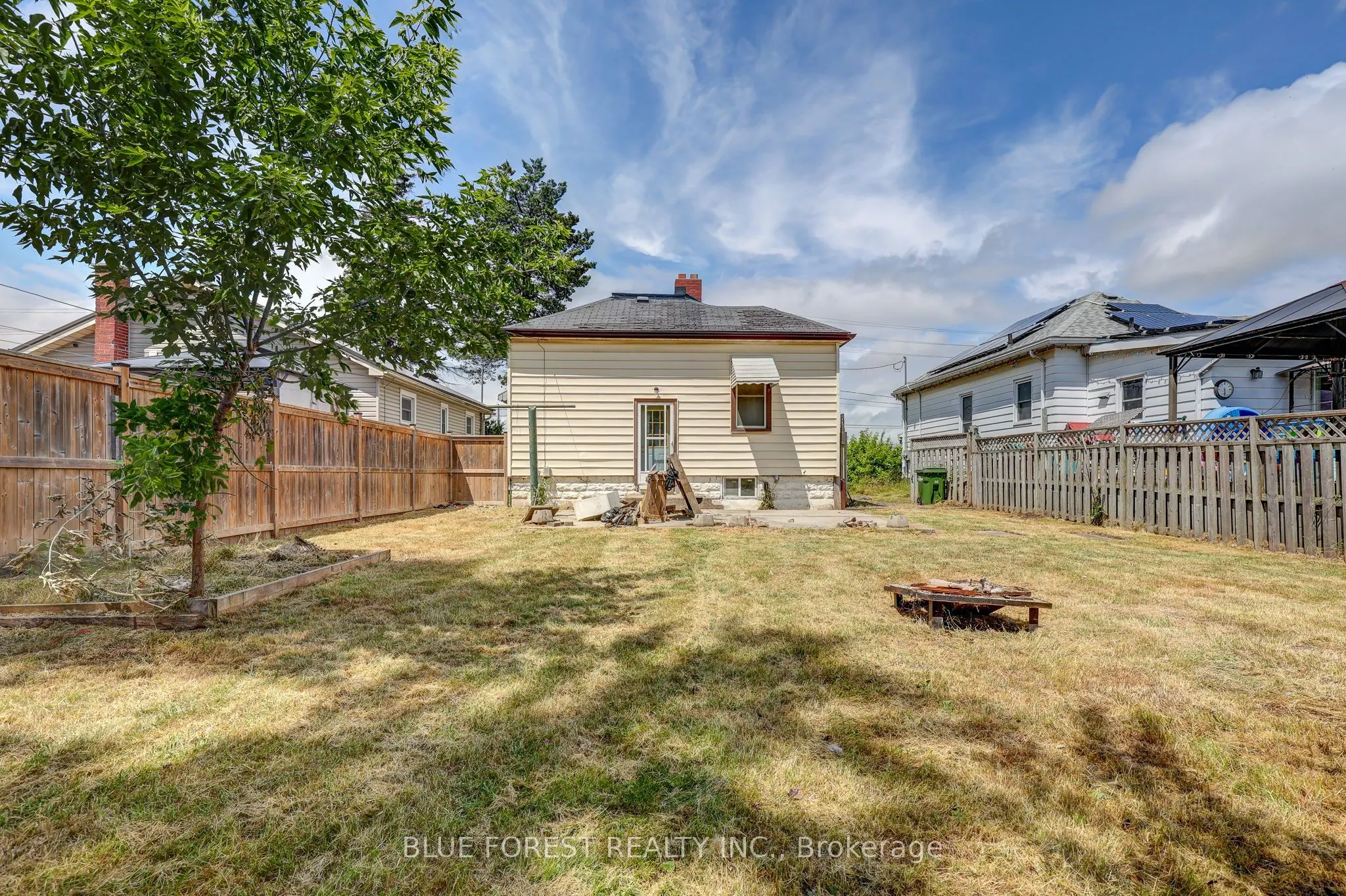 272 Wellington Street N