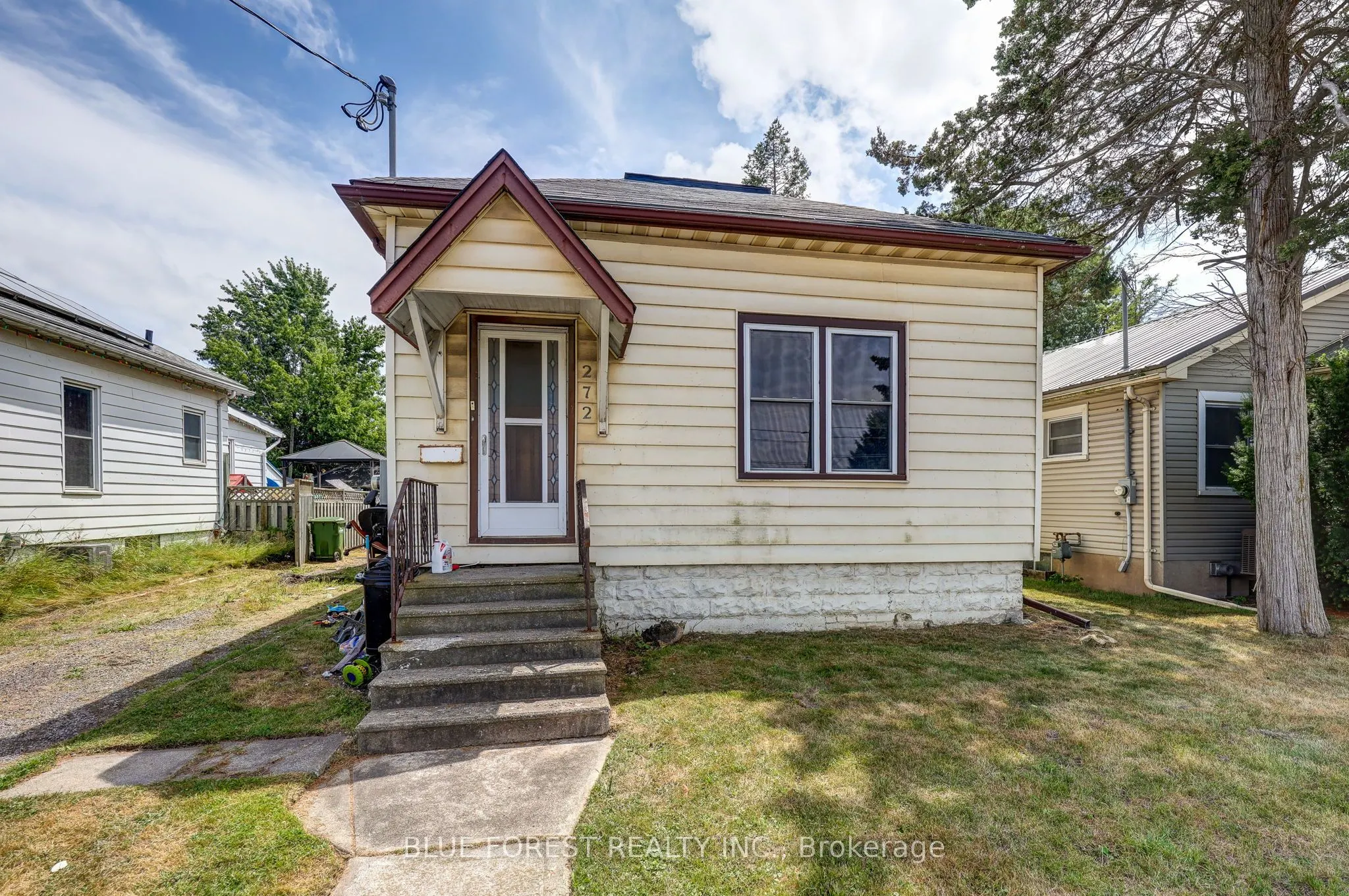 272 Wellington Street N