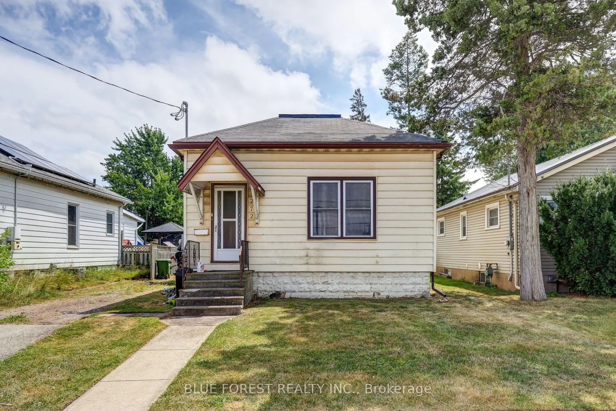 272 Wellington Street N