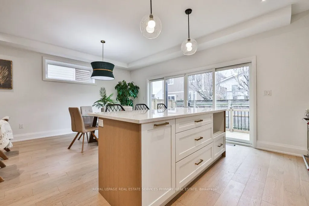 28 Lakeside Drive