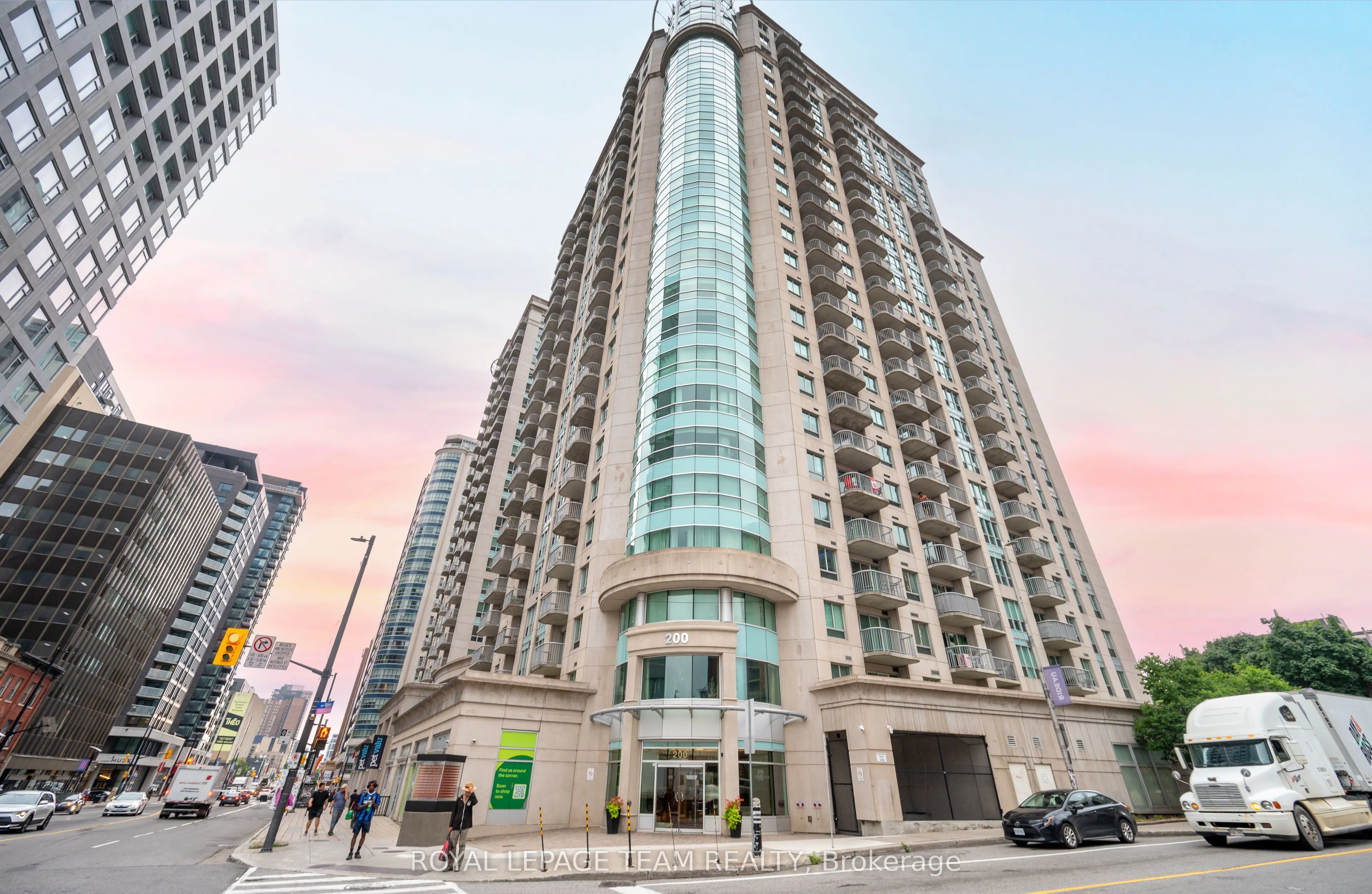 200 Rideau Street, #1704