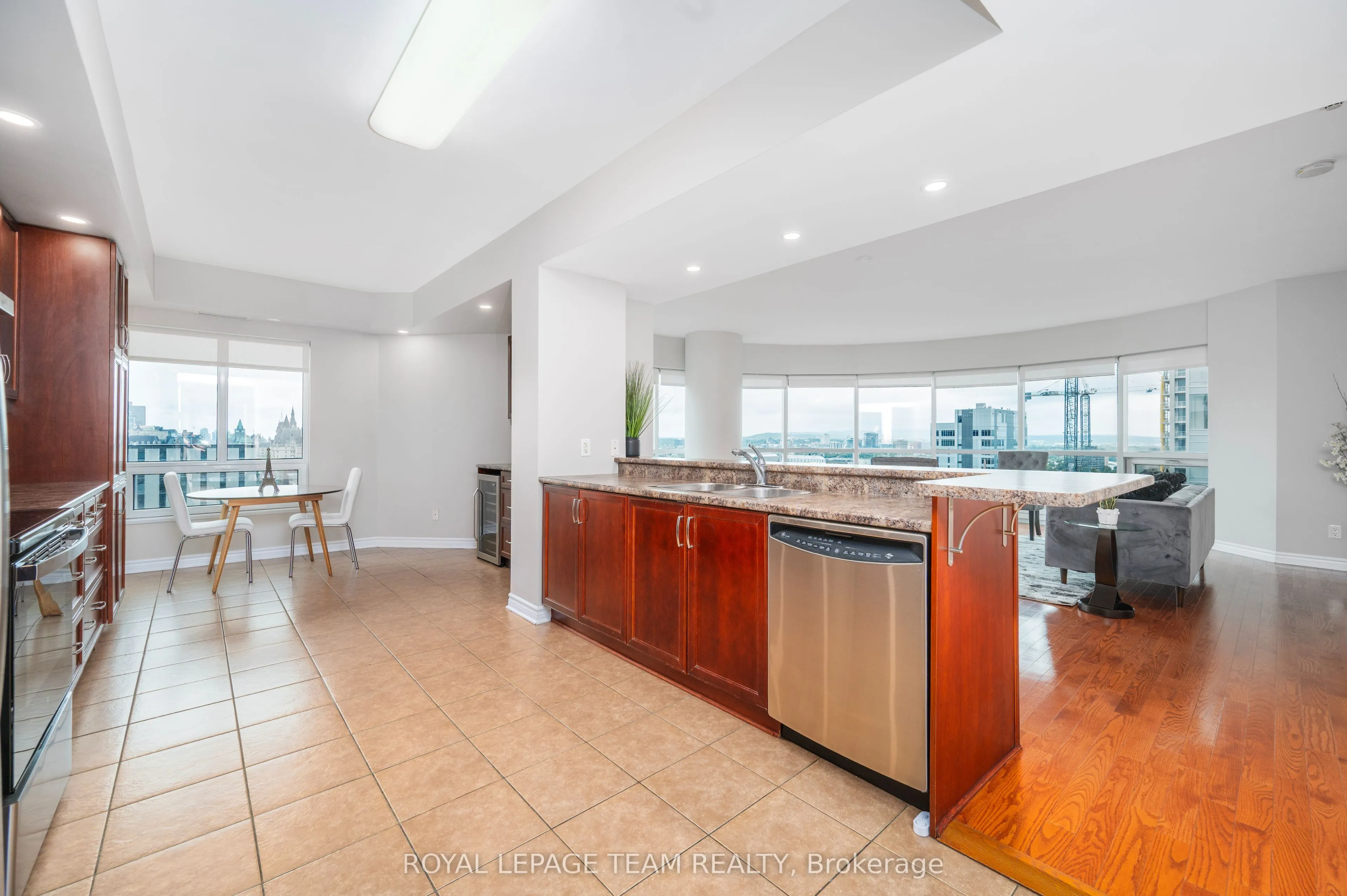 200 Rideau Street, #1704