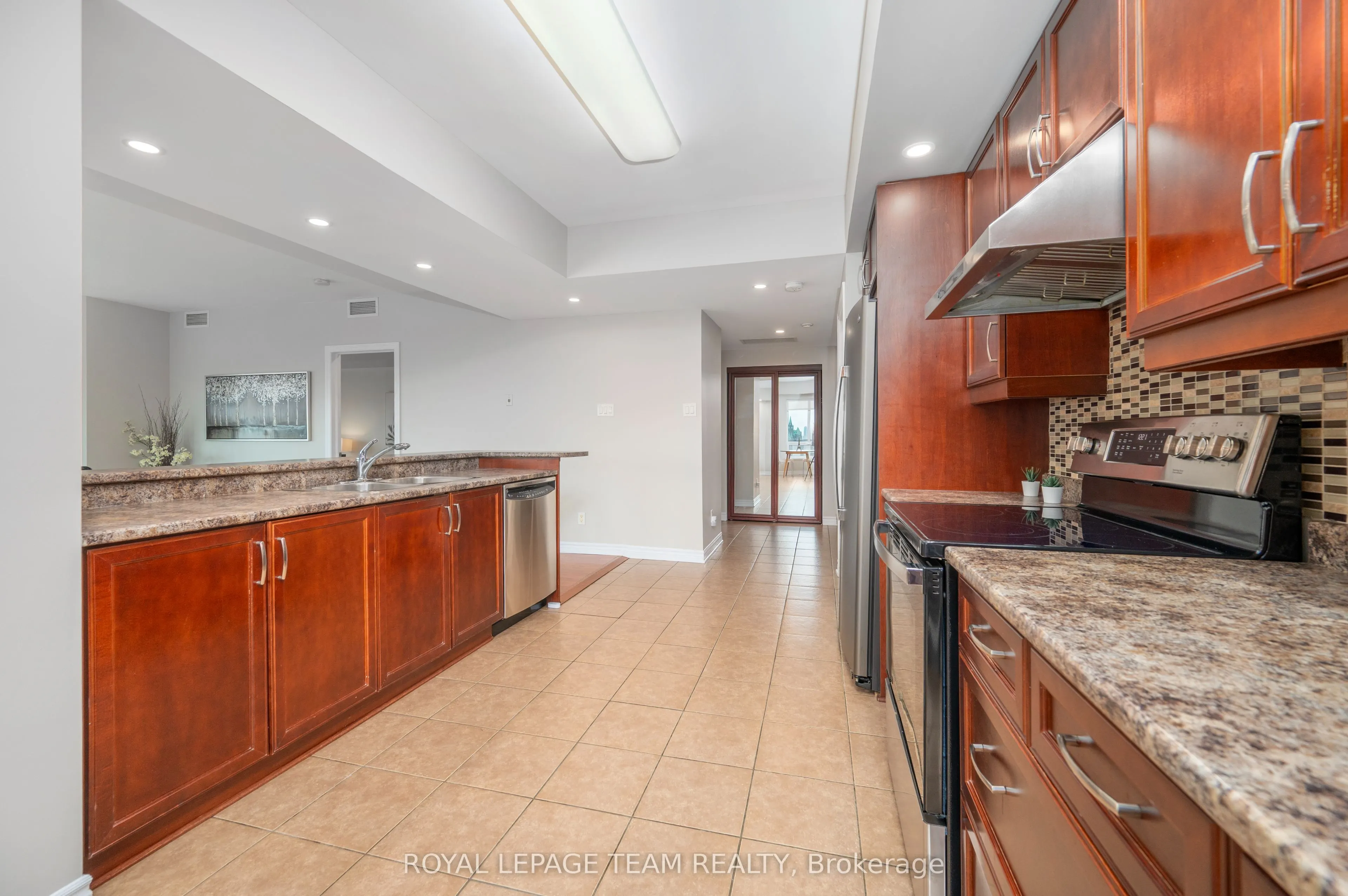 200 Rideau Street, #1704