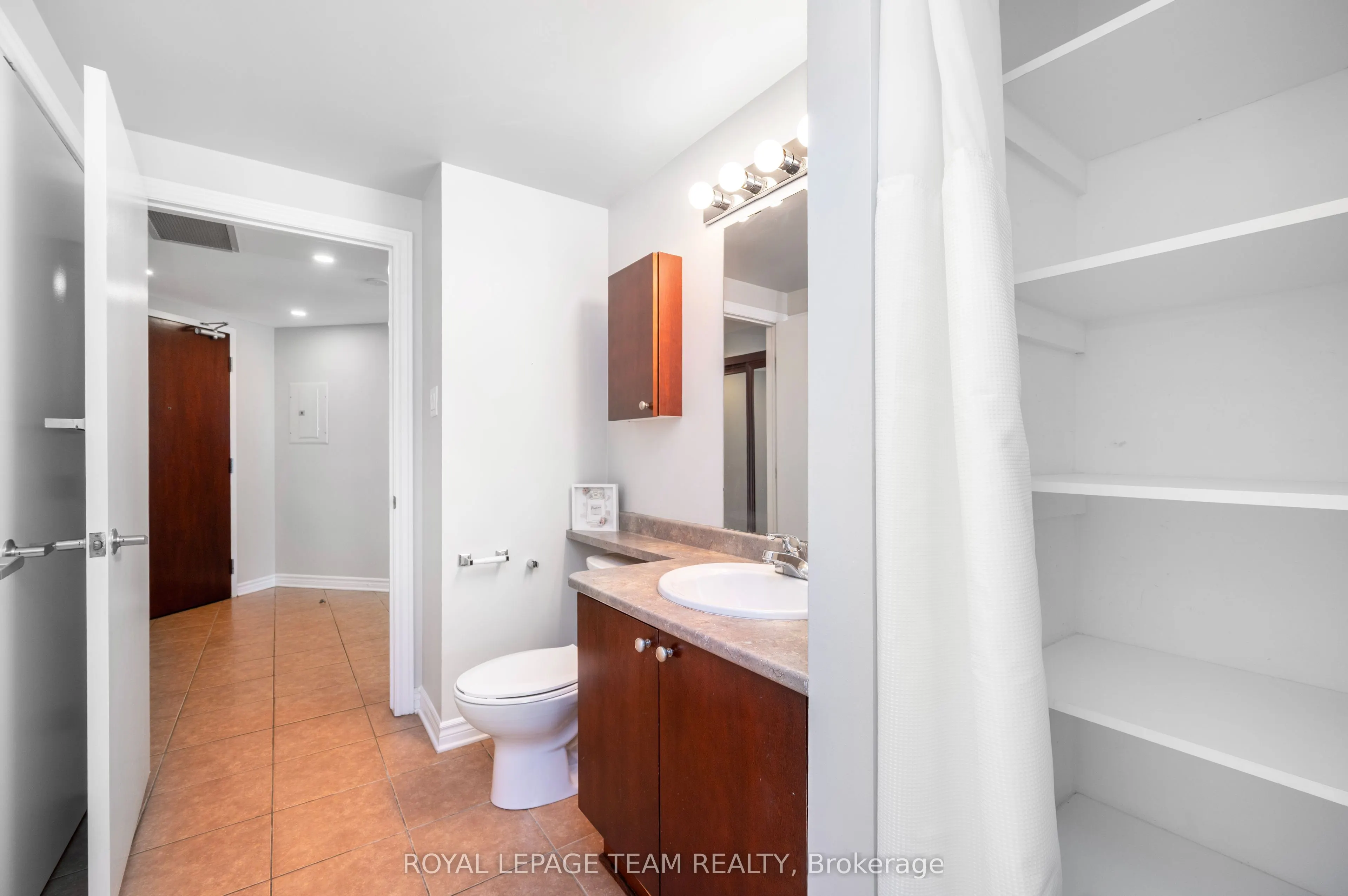 200 Rideau Street, #1704