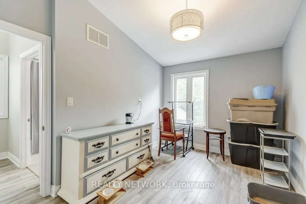 88 Rosslyn Avenue N