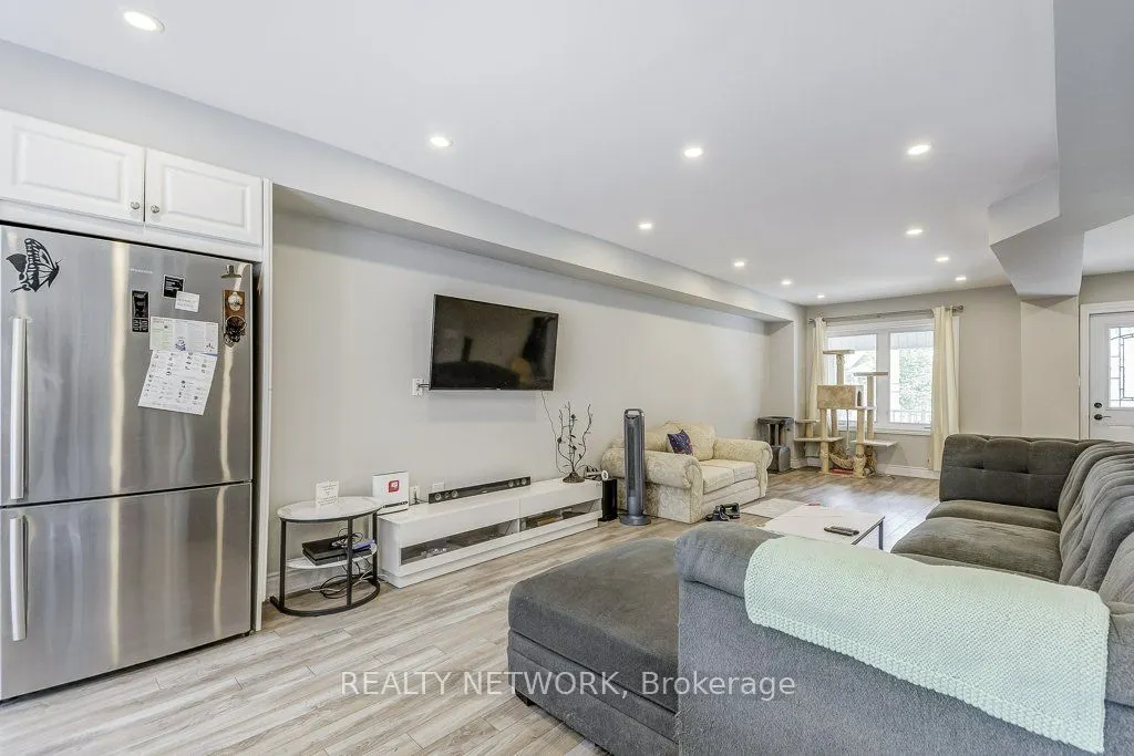 88 Rosslyn Avenue N