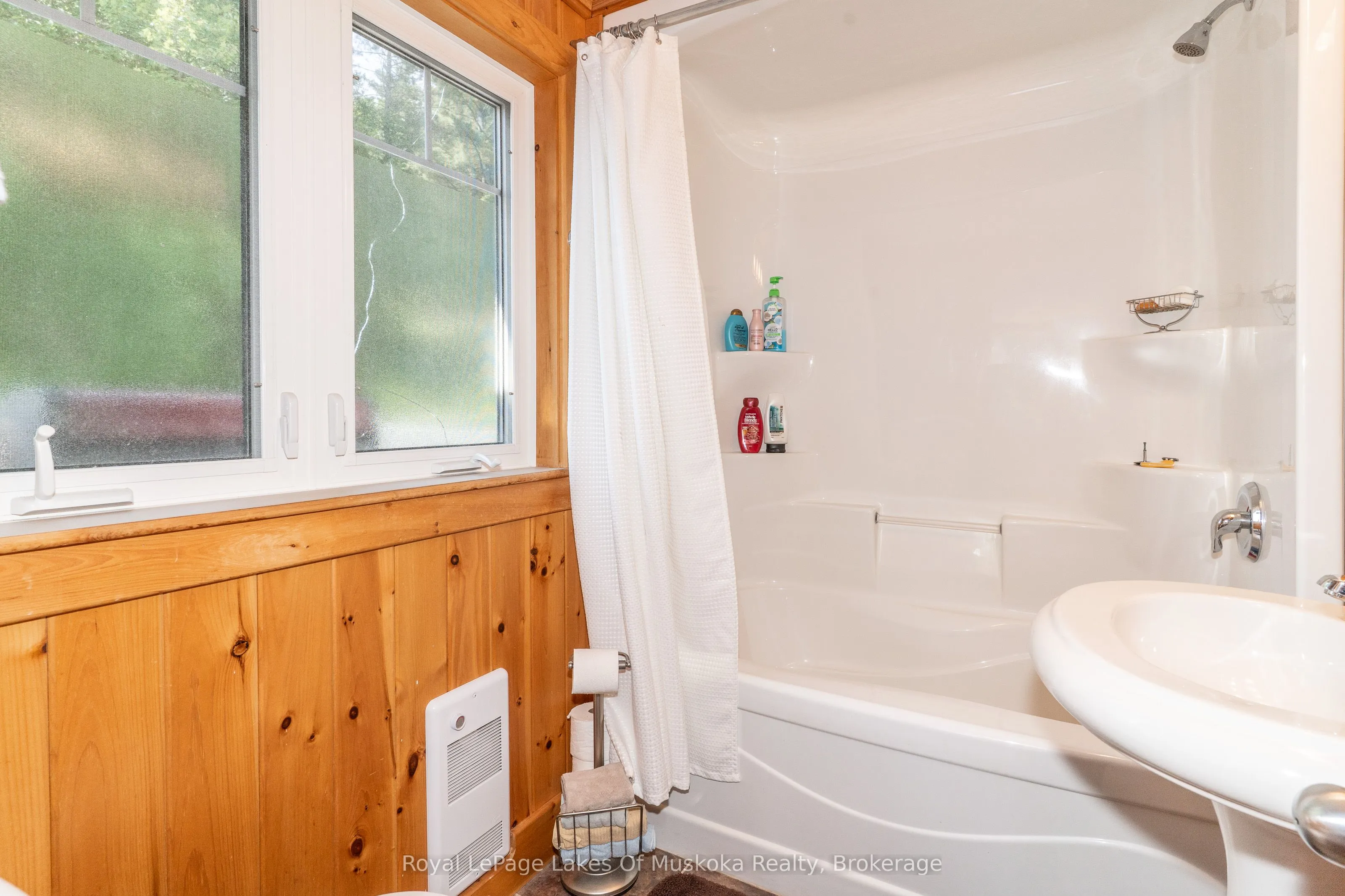 1024/1025 White Pines Road