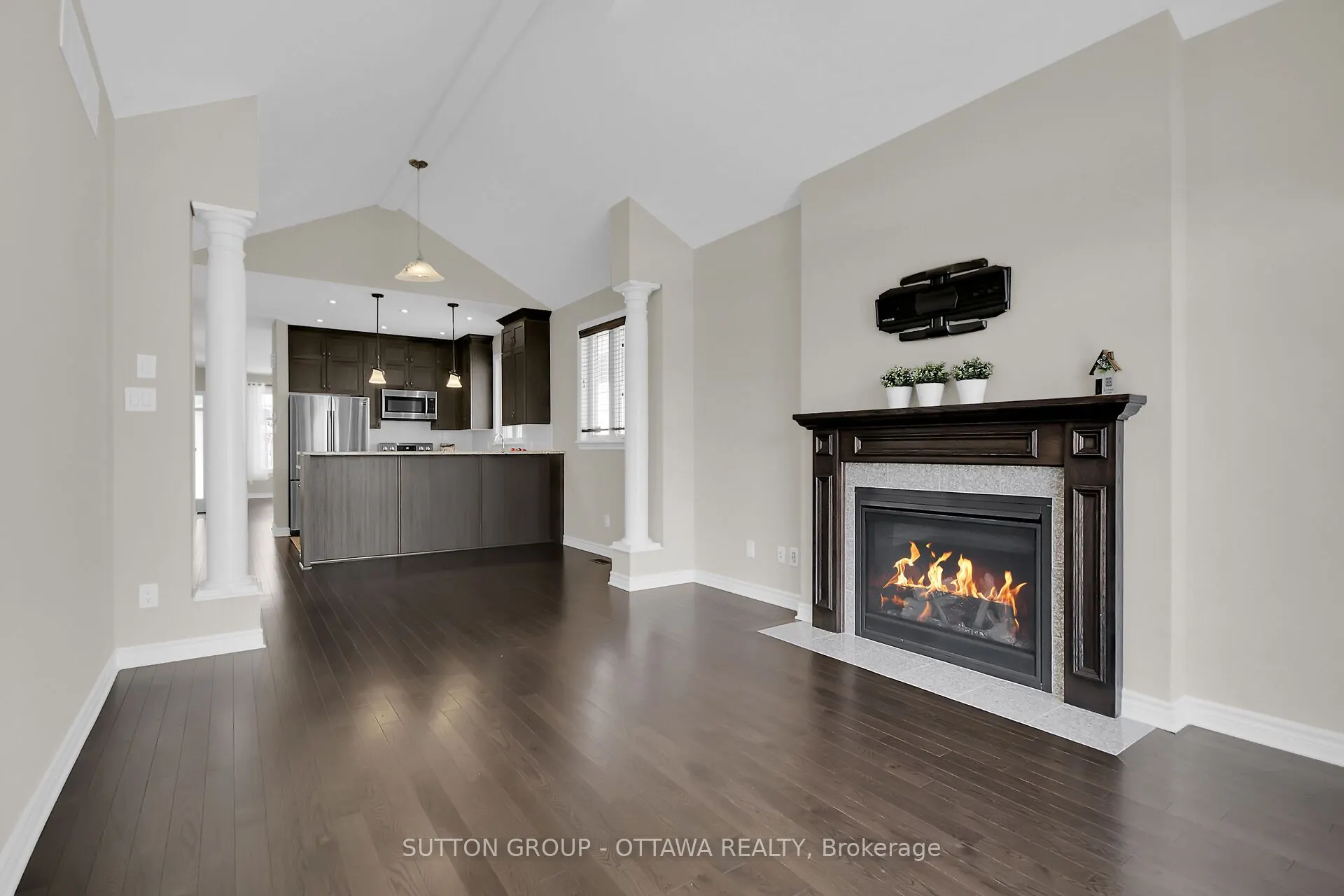809 Carnelian Crescent