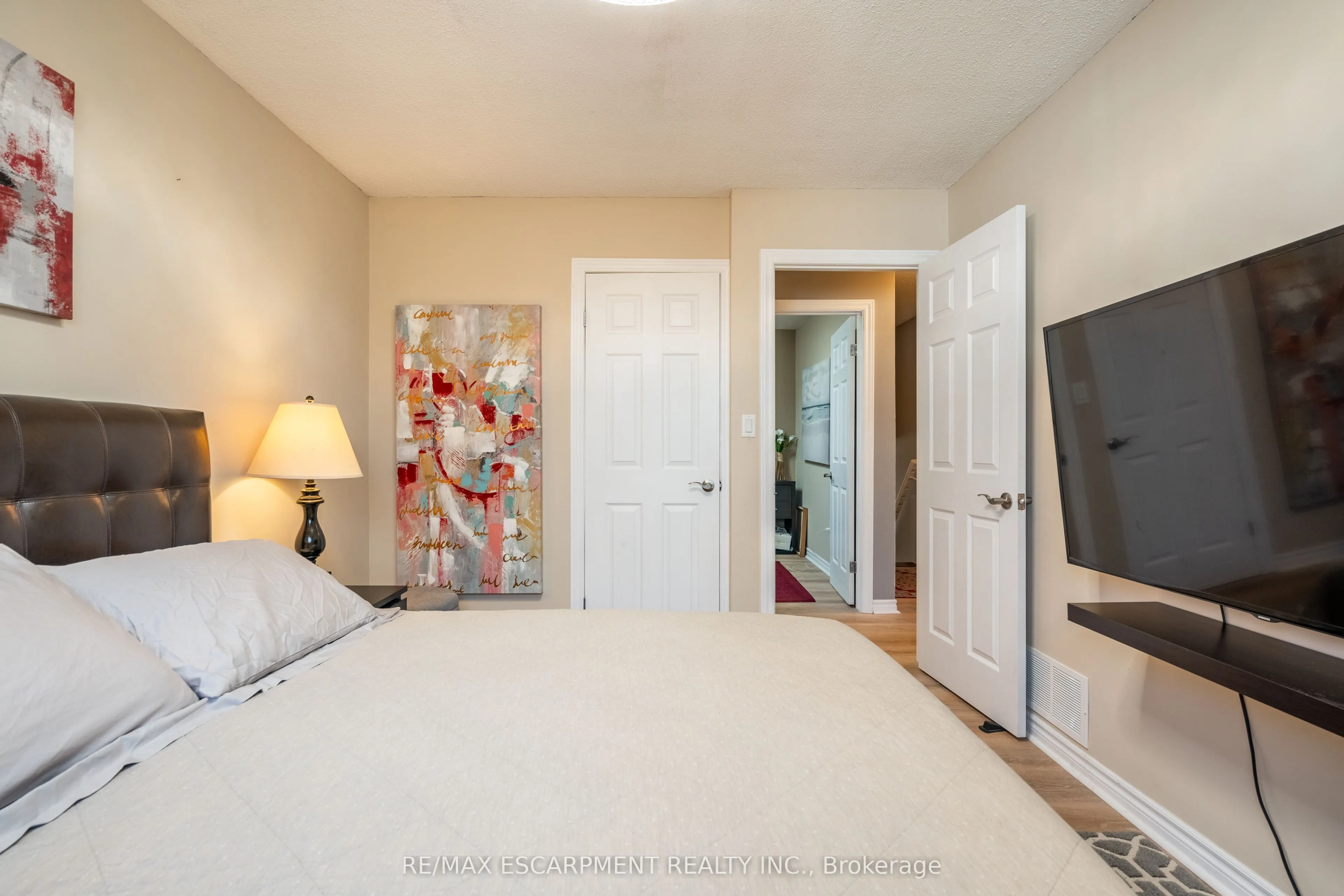 84 SANDRA Crescent