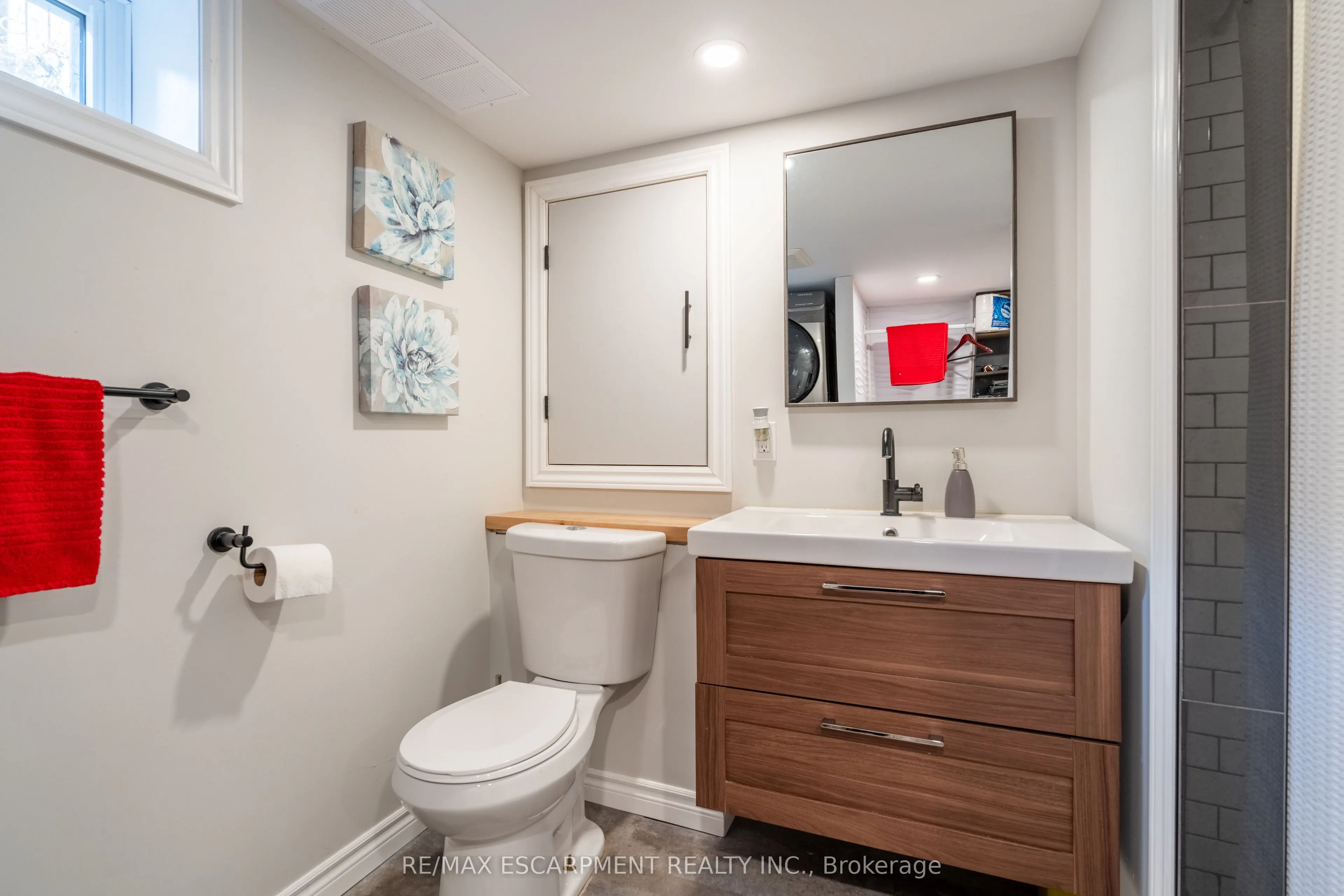 84 SANDRA Crescent