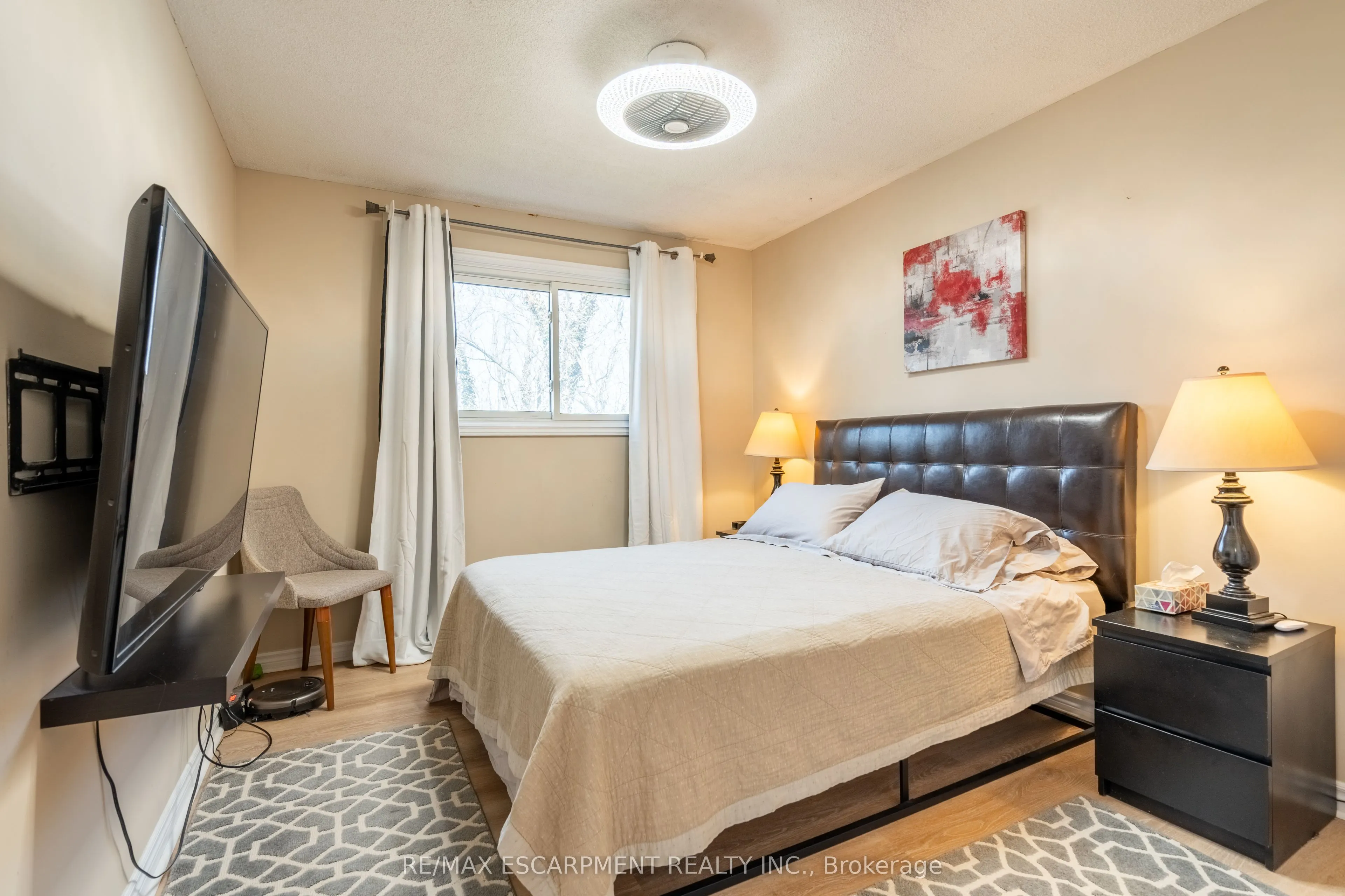 84 SANDRA Crescent