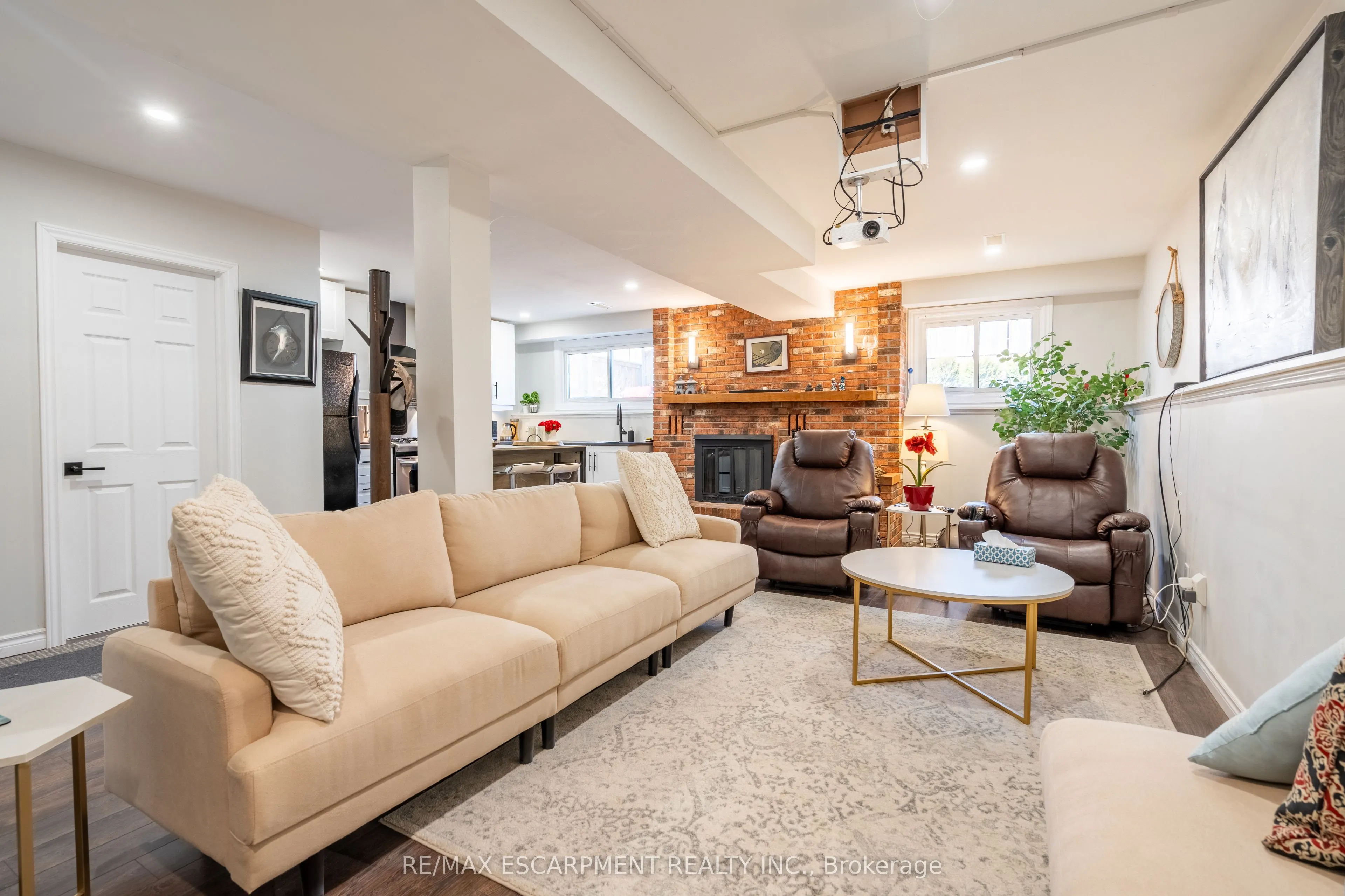 84 SANDRA Crescent