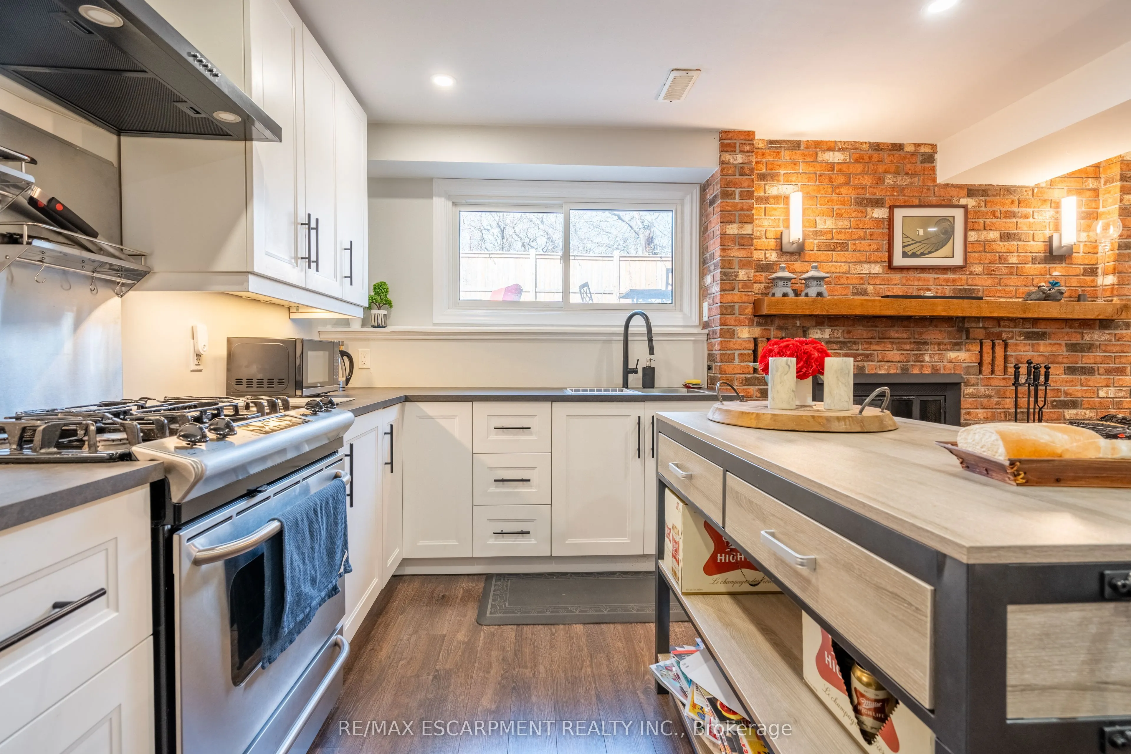 84 SANDRA Crescent